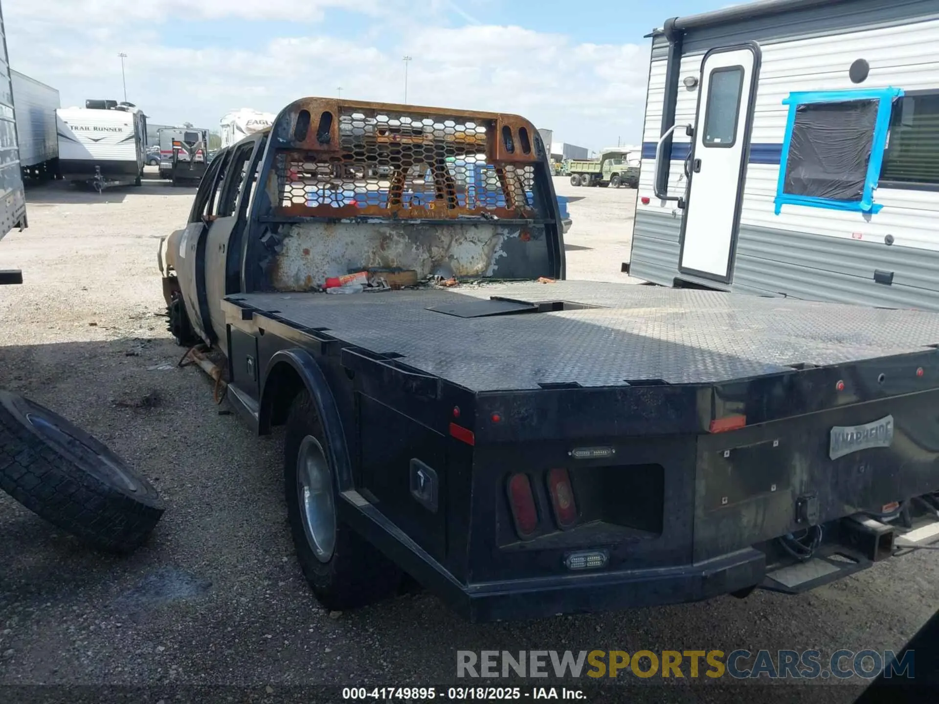 3 fotografías del automóvil dañado 3C7WRTCL4KG620634 RAM 3500 CHASSIS 2019