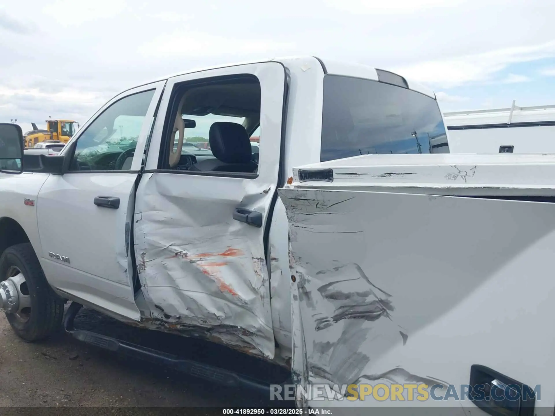 14 fotografías del automóvil dañado 3C7WRSCJ6LG225610 RAM 3500 CHASSIS 2020