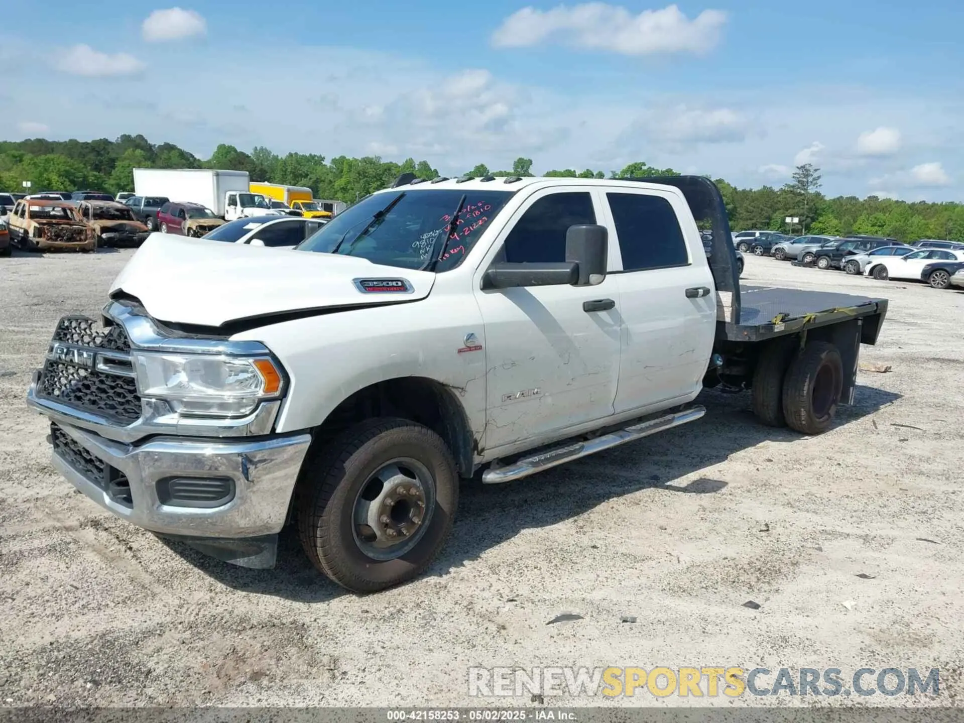 2 fotografías del automóvil dañado 3C7WRTCL4LG199810 RAM 3500 CHASSIS 2020