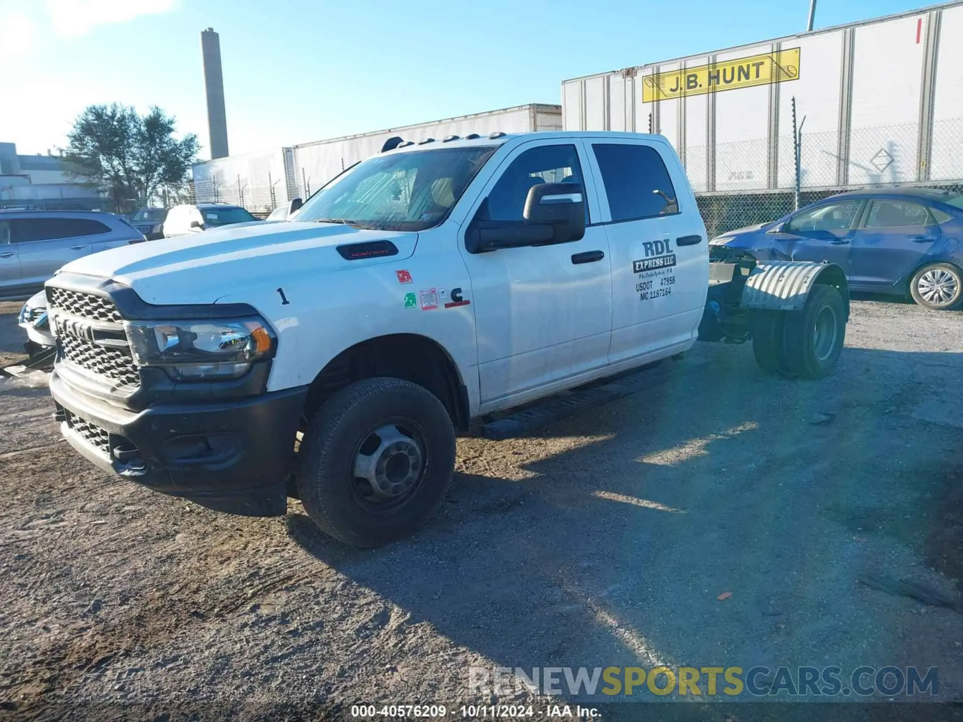 2 fotografías del automóvil dañado 3C7WRSCL1PG510626 RAM 3500 CHASSIS 2023
