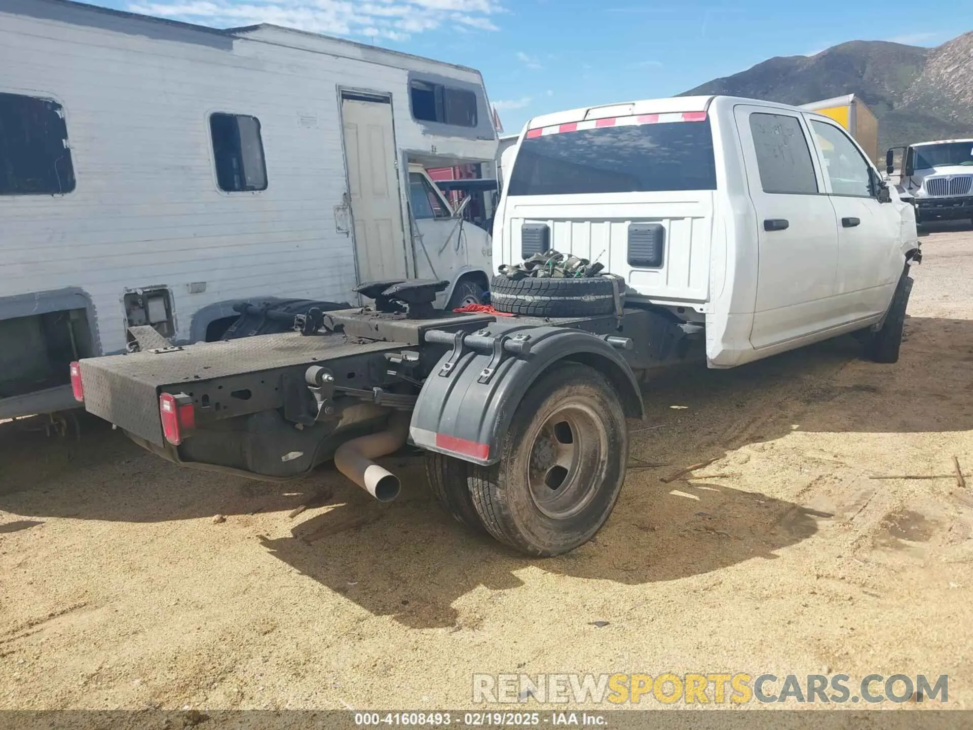 4 fotografías del automóvil dañado 3C7WRTCL3PG650666 RAM 3500 CHASSIS 2023