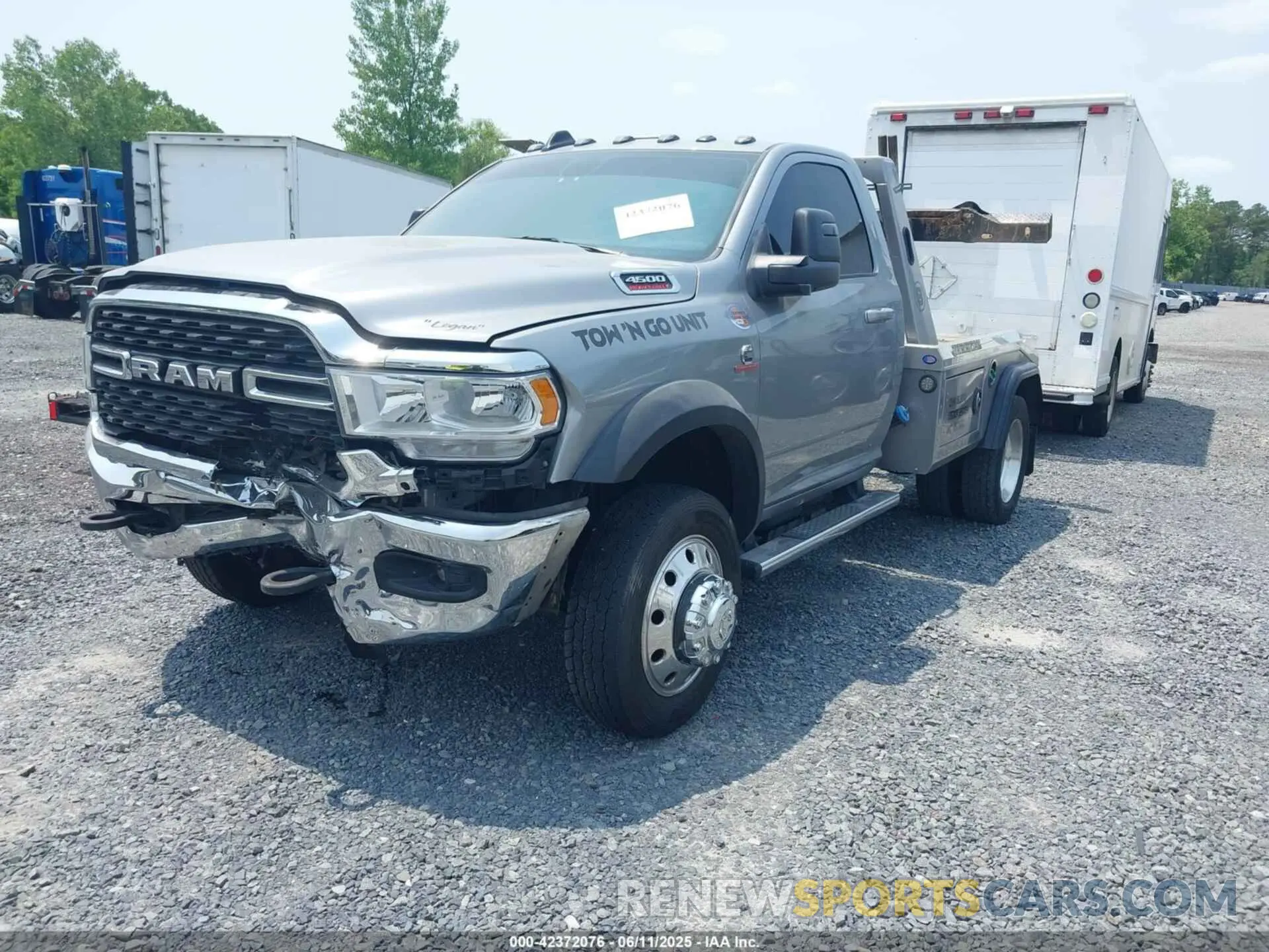 2 fotografías del automóvil dañado 3C7WRLAL9PG604052 RAM 4500 CHASSIS 2023