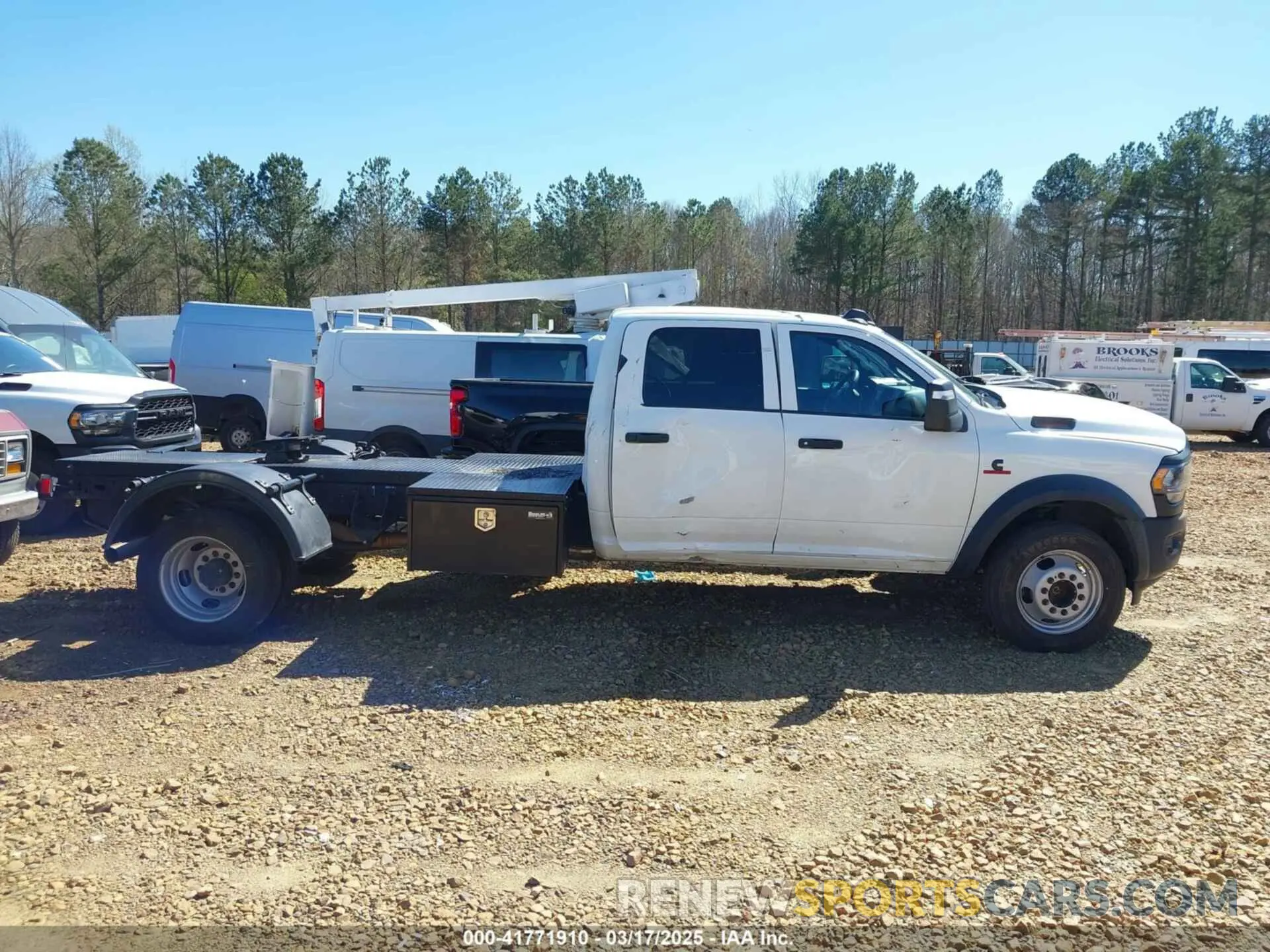 14 fotografías del automóvil dañado 3C7WRLFL0RG204831 RAM 4500 CHASSIS 2024