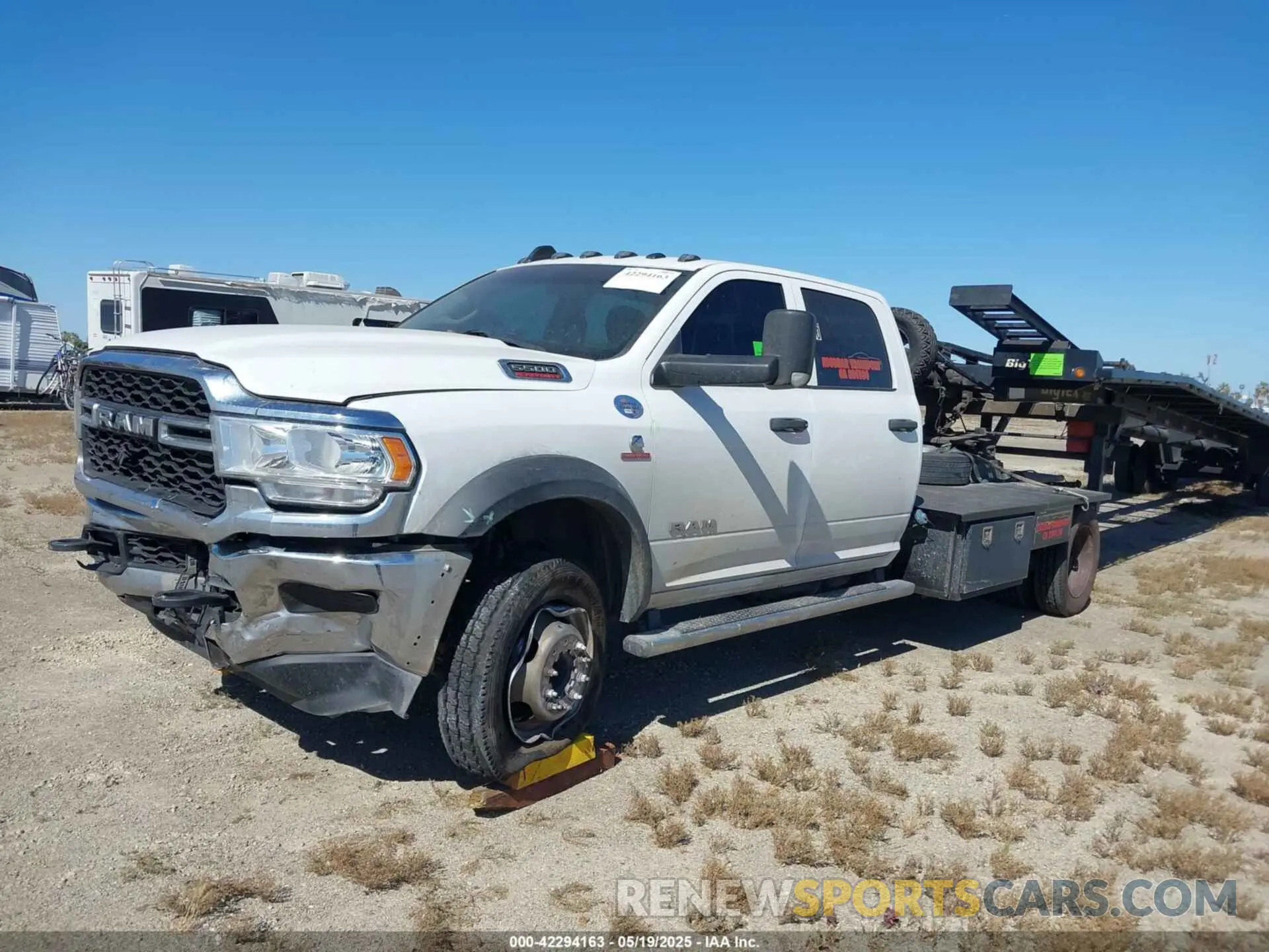2 fotografías del automóvil dañado 3C7WRMFL7LG263680 RAM 5500 CHASSIS 2020