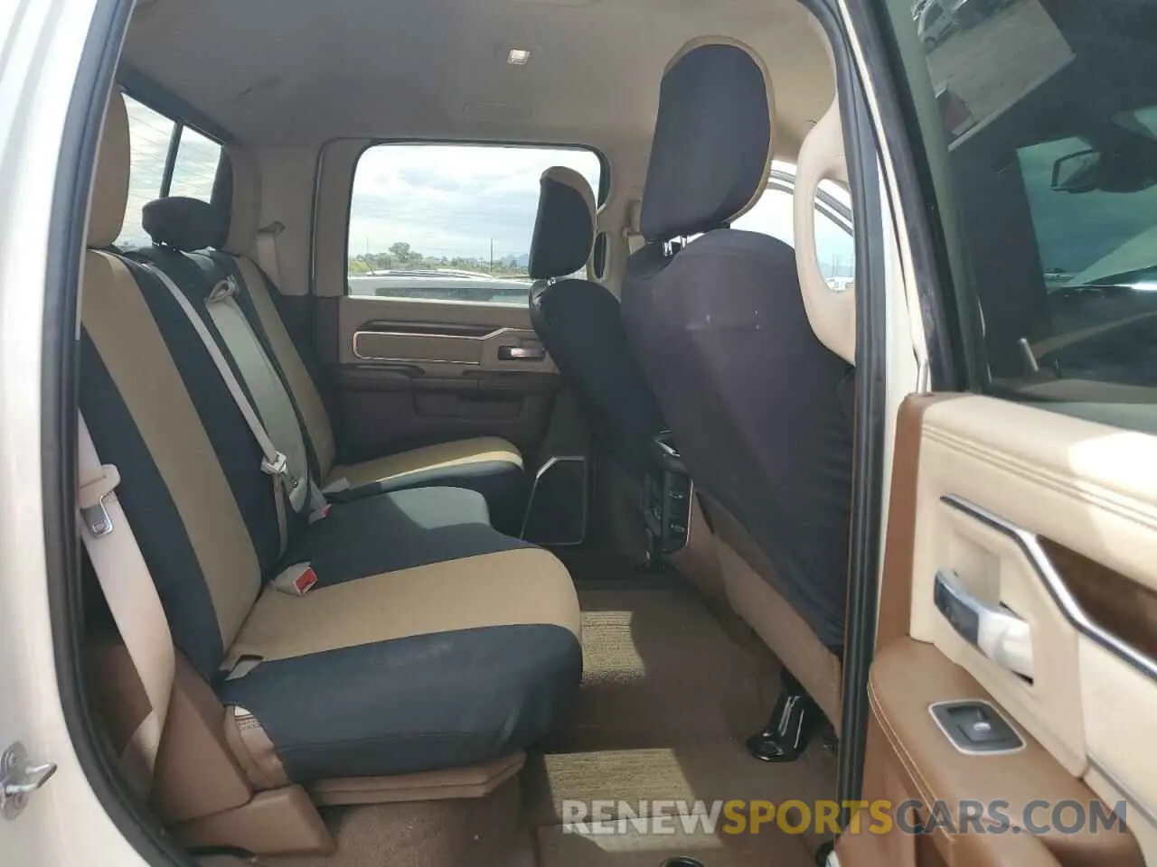 10 fotografías del automóvil dañado 3C6UR5FL5NG228396 RAM All Models 2022