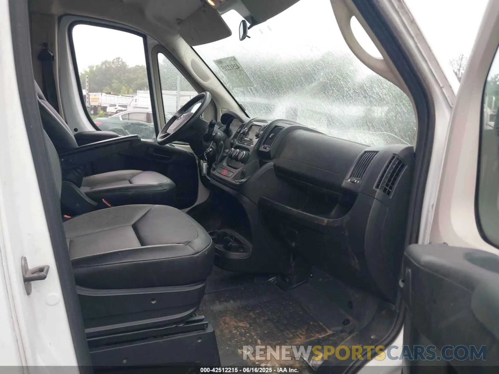 5 fotografías del automóvil dañado 3C6TRVAG7KE565648 RAM PROMASTER 1500 2019