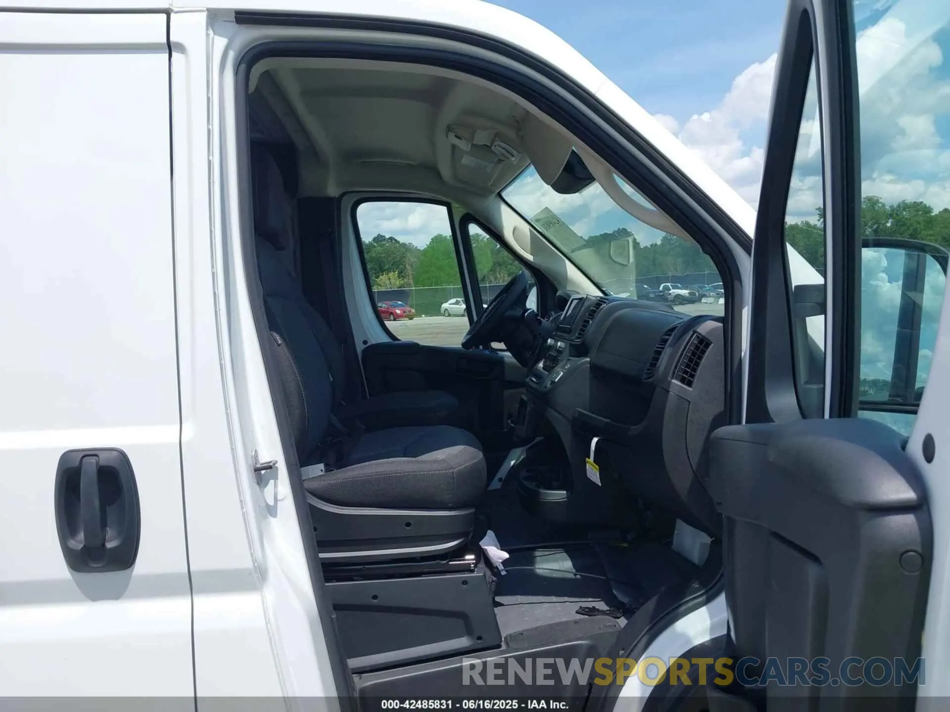 5 fotografías del automóvil dañado 3C6LRVNG9SE530457 RAM PROMASTER 1500 2025
