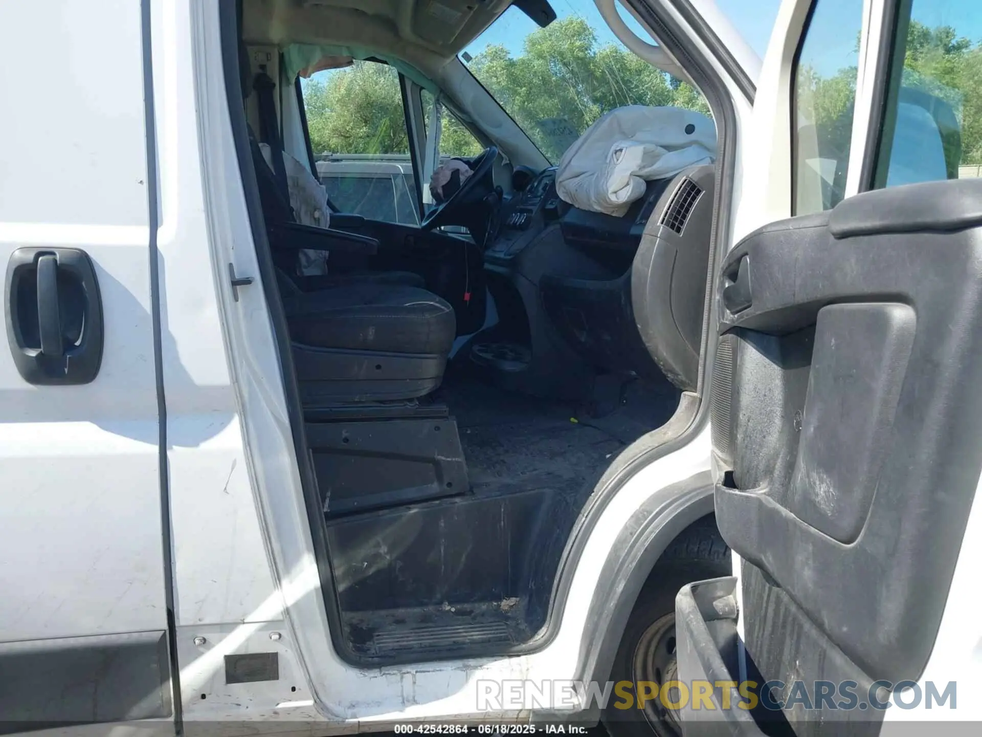 5 fotografías del automóvil dañado 3C6TRVCGXKE510625 RAM PROMASTER 2500 2019