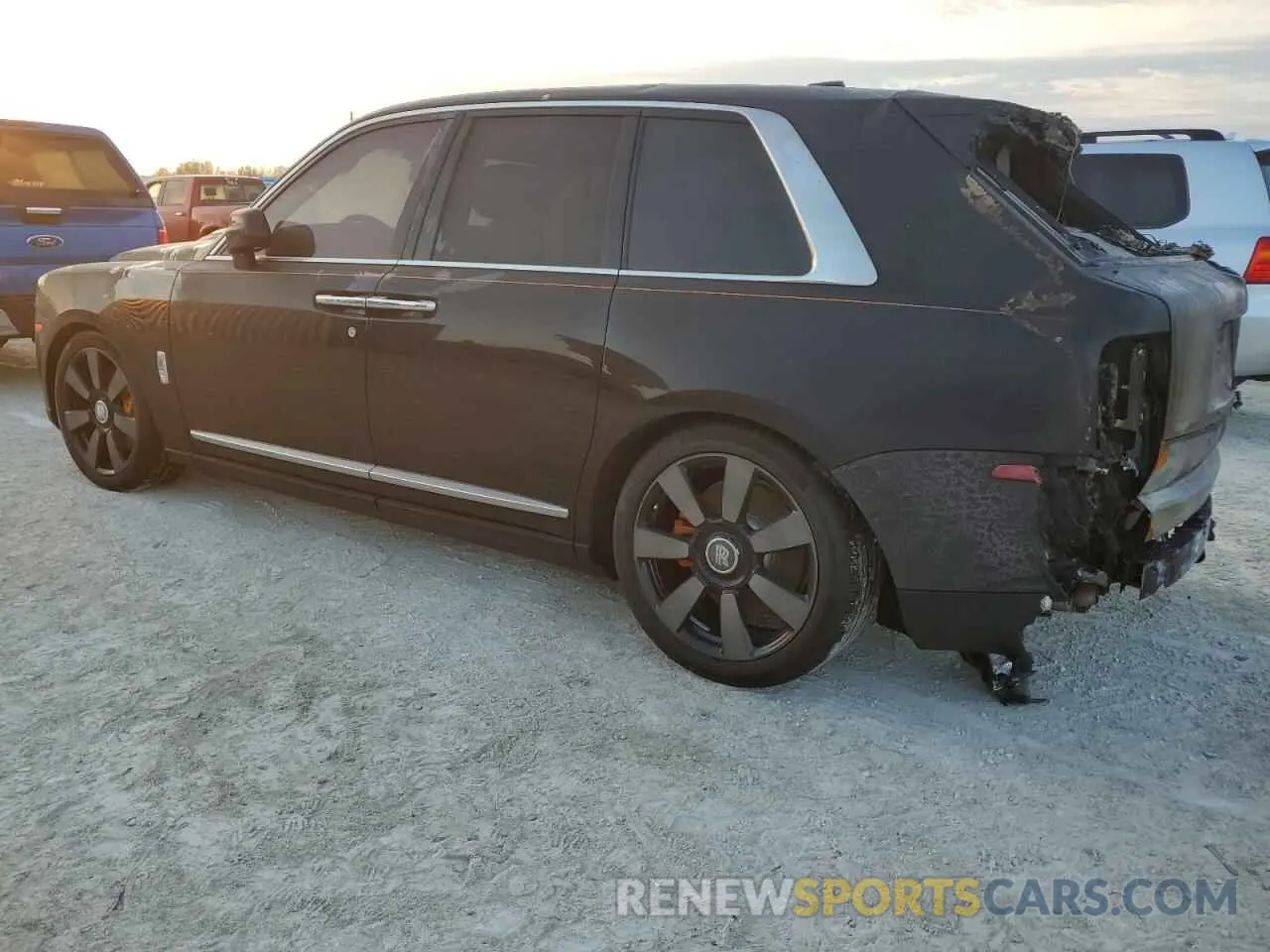 2 fotografías del automóvil dañado SLATV4C01PU217942 ROLLS-ROYCE CULLINAN 2023