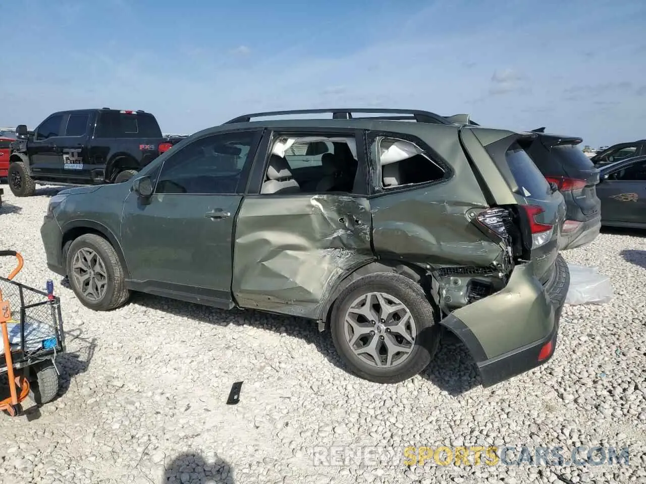 2 fotografías del automóvil dañado JF2SKAFC4MH546934 SUBARU FORESTER 2021