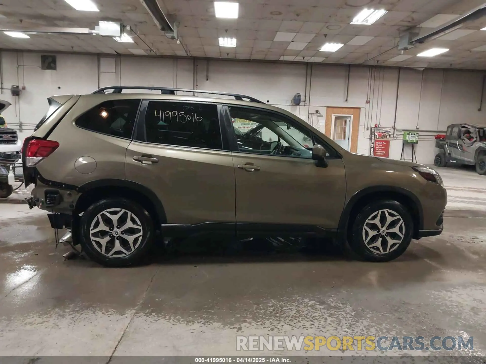 14 fotografías del automóvil dañado JF2SKADC2NH425386 SUBARU FORESTER 2022