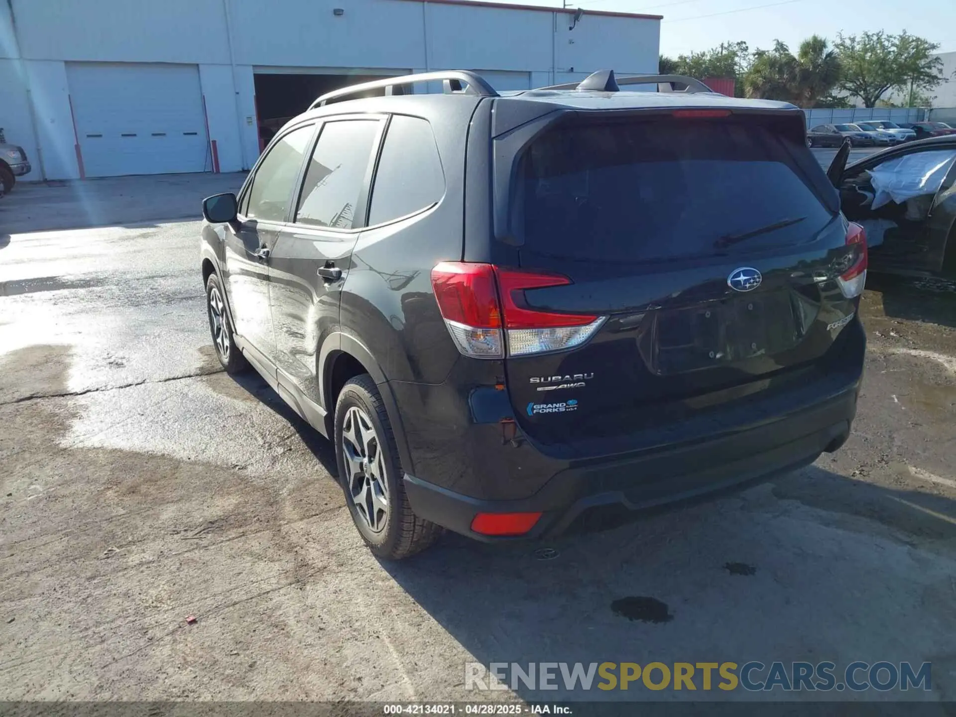 3 fotografías del automóvil dañado JF2SKAEC0PH459134 SUBARU FORESTER 2023