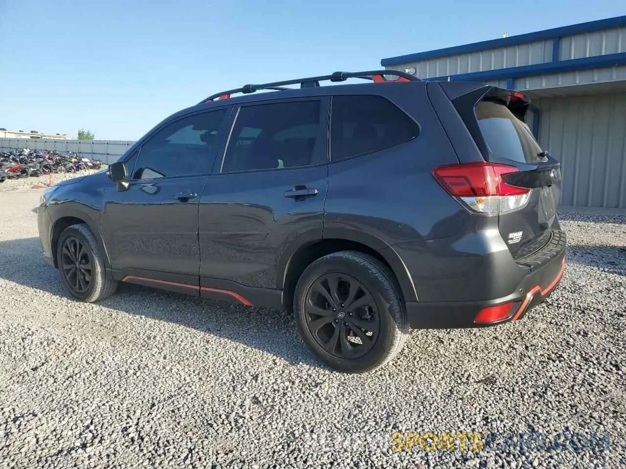 2 fotografías del automóvil dañado JF2SKAJC0PH426253 SUBARU FORESTER 2023