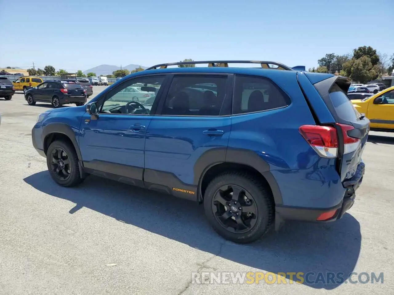 2 fotografías del automóvil dañado JF2SKAMC9PH456962 SUBARU FORESTER 2023