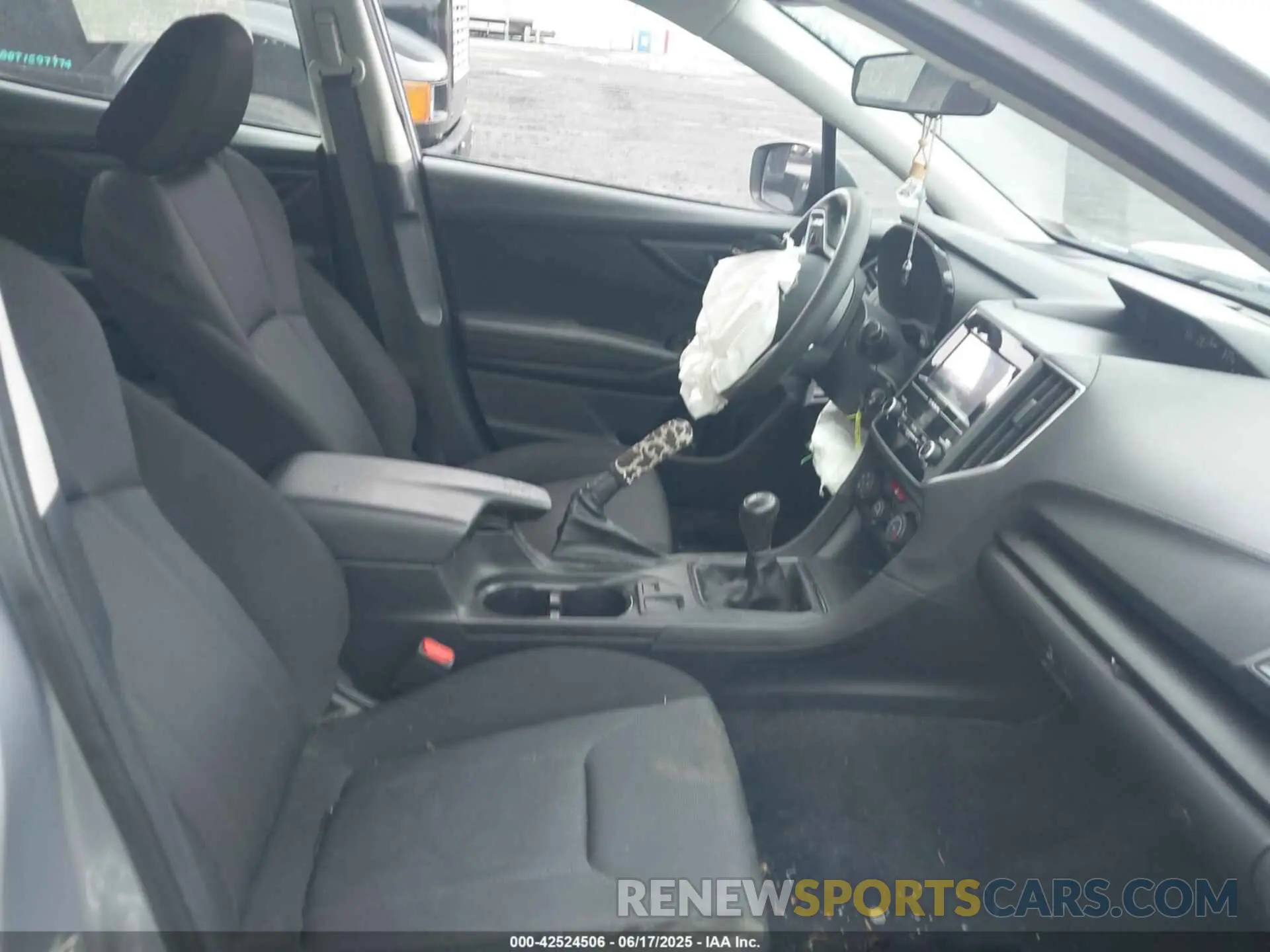 5 fotografías del automóvil dañado 4S3GKAA6XK1613838 SUBARU IMPREZA 2019