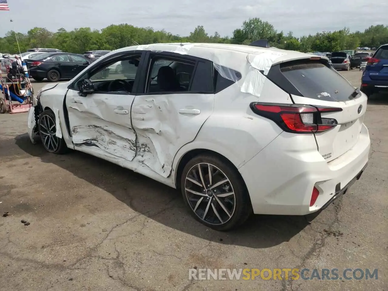 2 fotografías del automóvil dañado JF1GUAFC5R8225089 SUBARU IMPREZA 2024