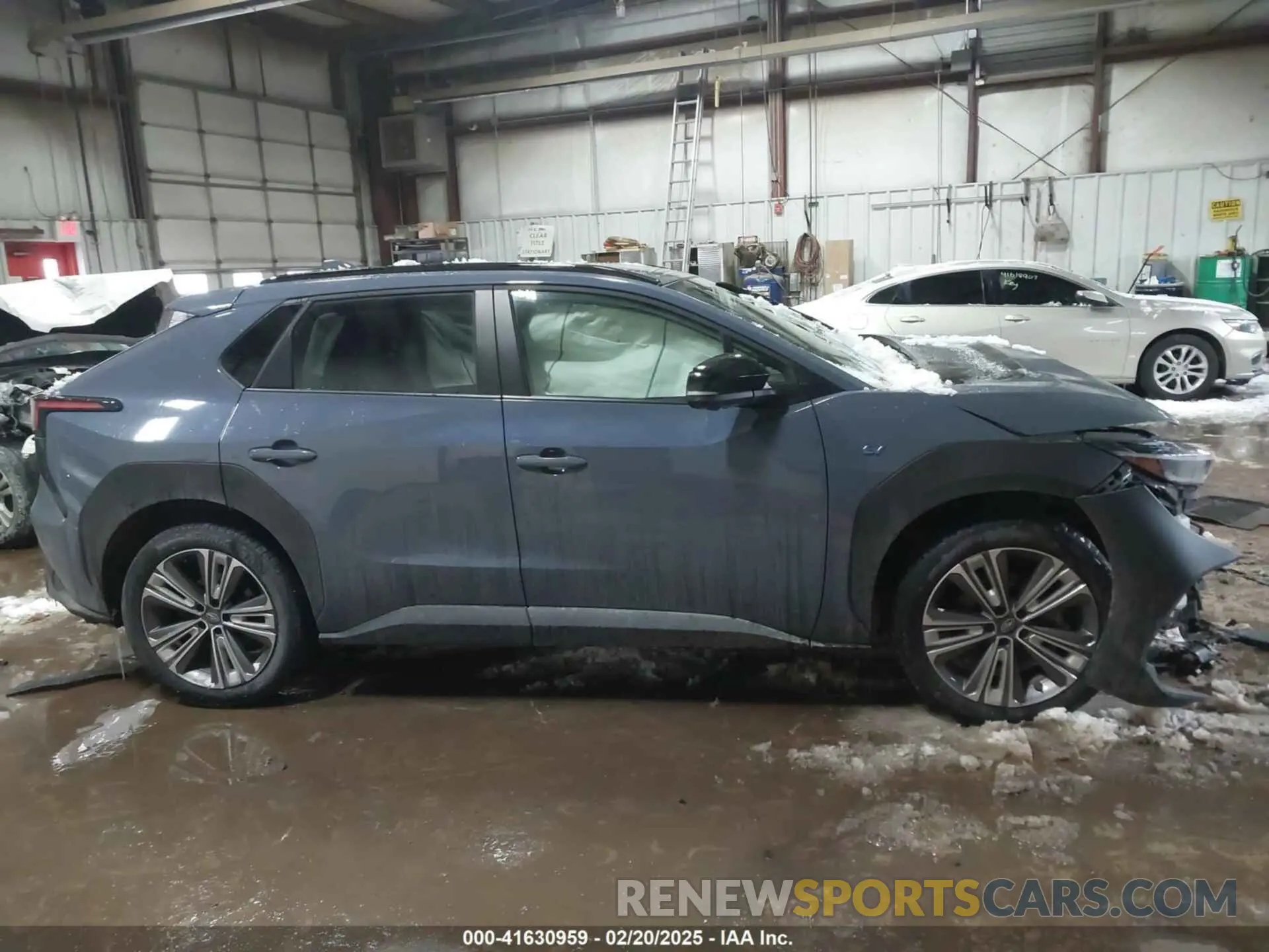 13 fotografías del automóvil dañado JTMABABA2PA016084 SUBARU SOLTERRA 2023