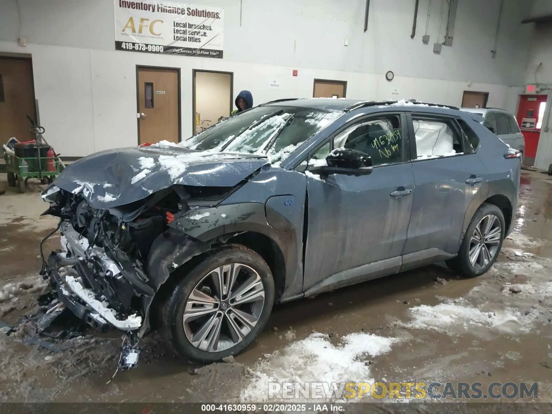 2 fotografías del automóvil dañado JTMABABA2PA016084 SUBARU SOLTERRA 2023