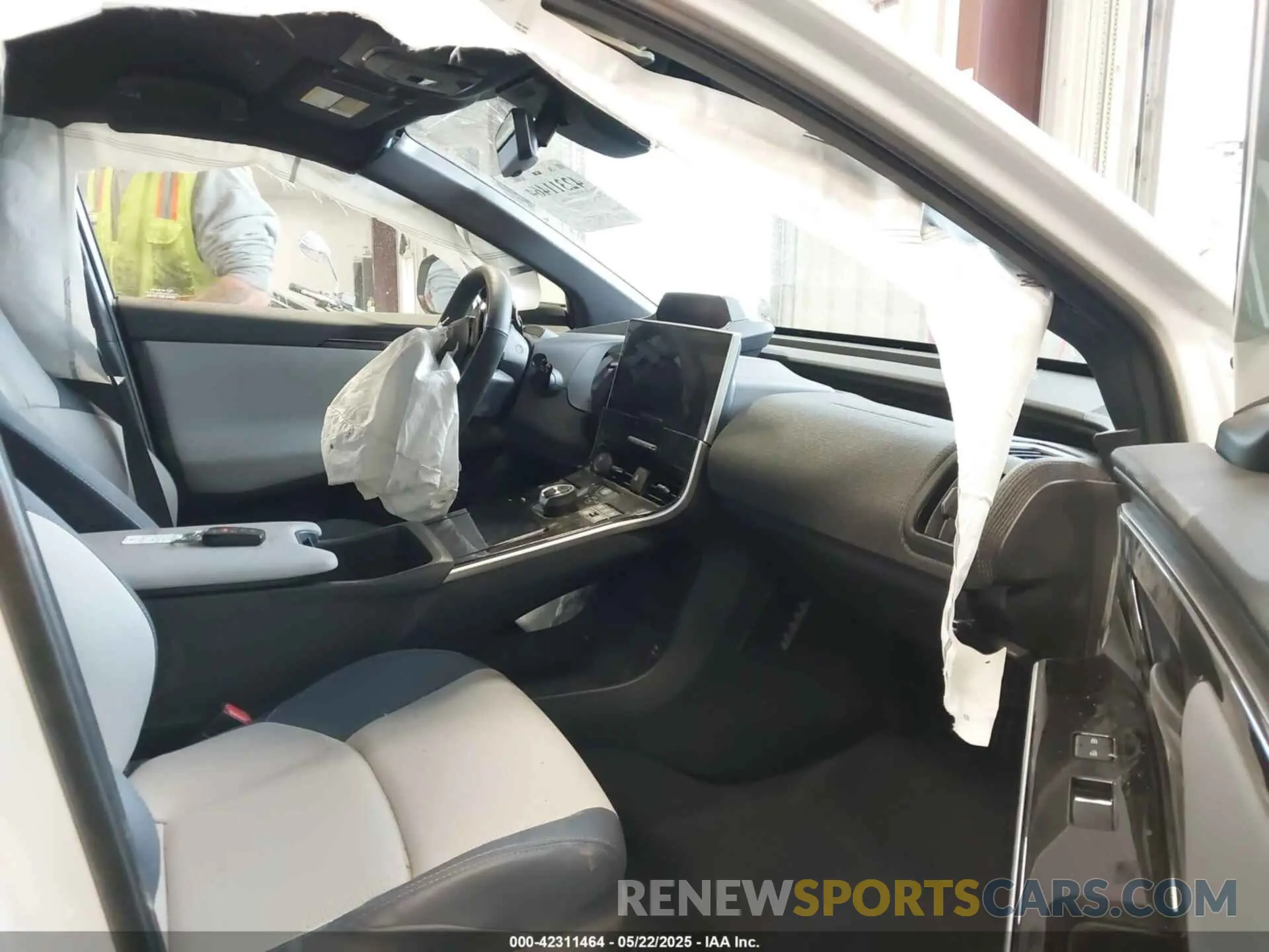 5 fotografías del automóvil dañado JTMABABA3RA071033 SUBARU SOLTERRA 2024