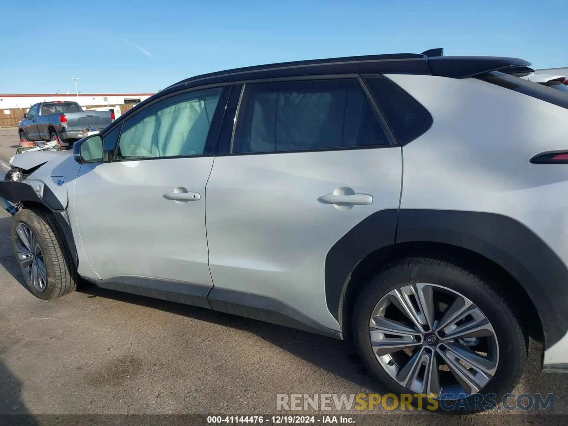 14 fotografías del automóvil dañado JTMABABA8RA060285 SUBARU SOLTERRA 2024