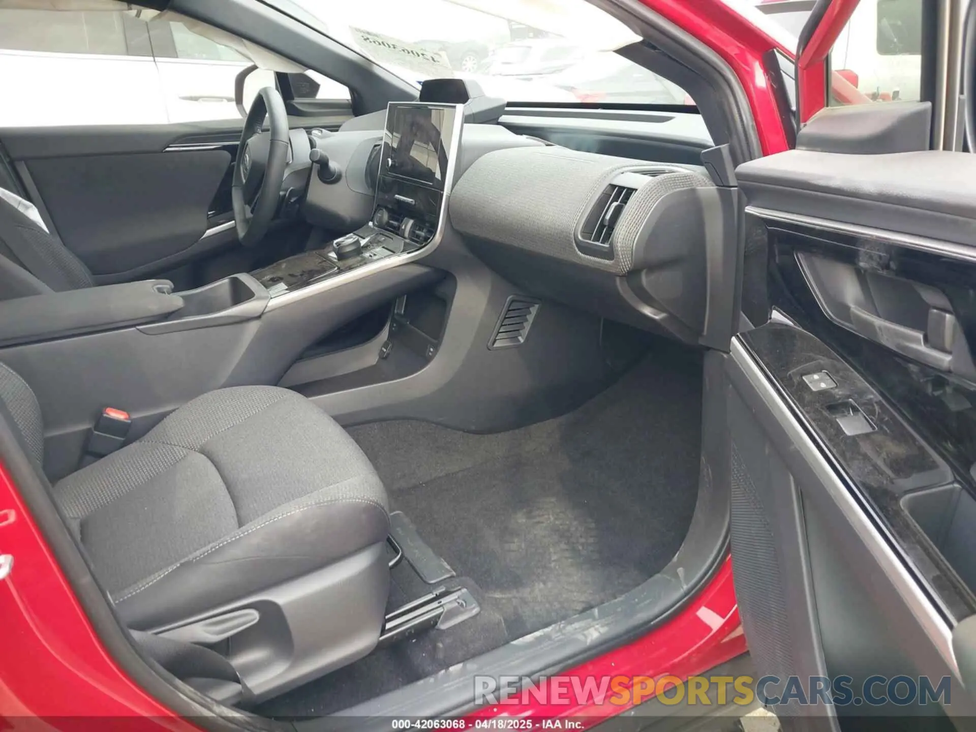 5 fotografías del automóvil dañado JTMABABA9RA066452 SUBARU SOLTERRA 2024