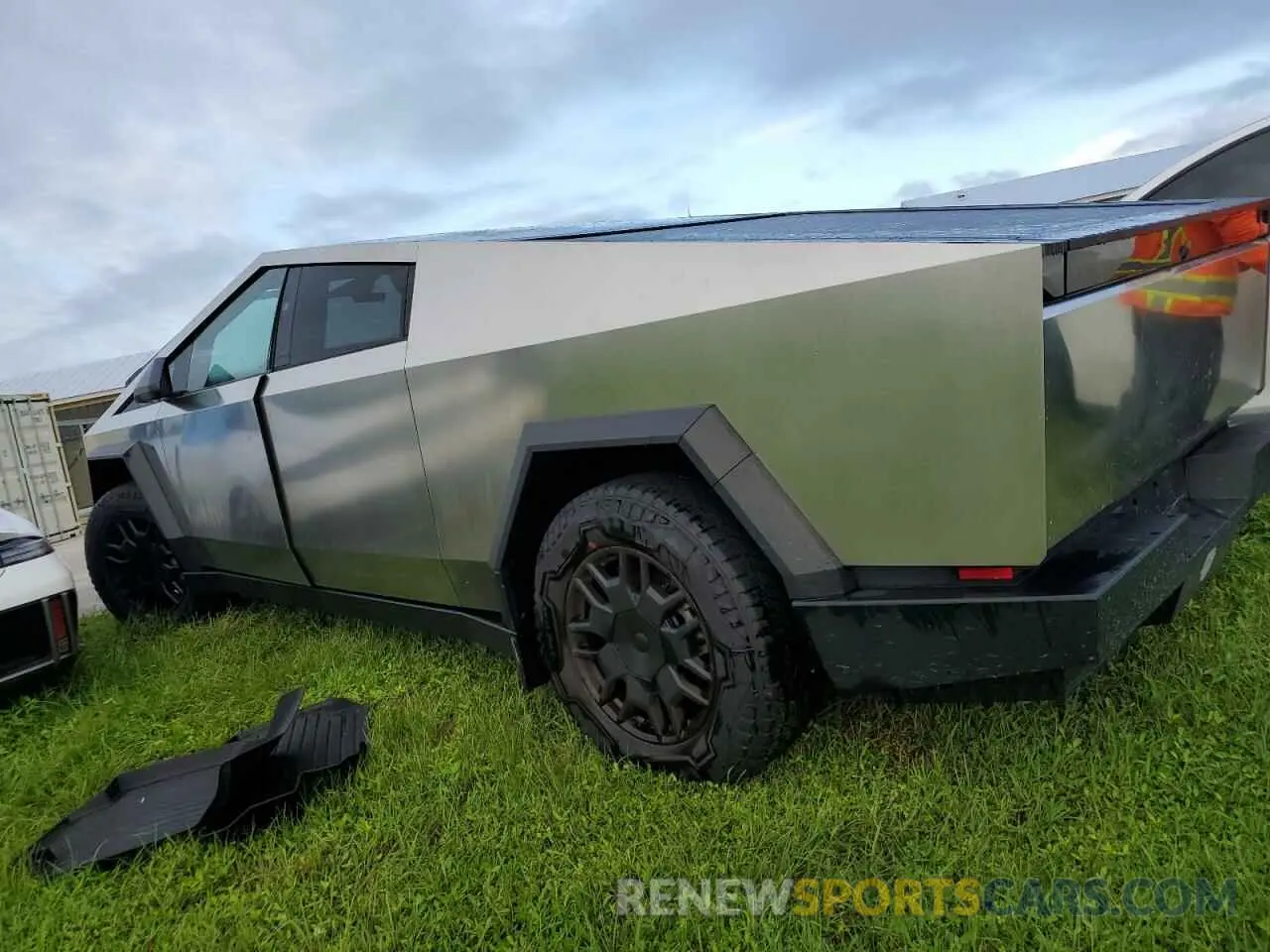 2 fotografías del automóvil dañado 7G2CEHED2RA015326 TESLA CYBERTRUCK 2024