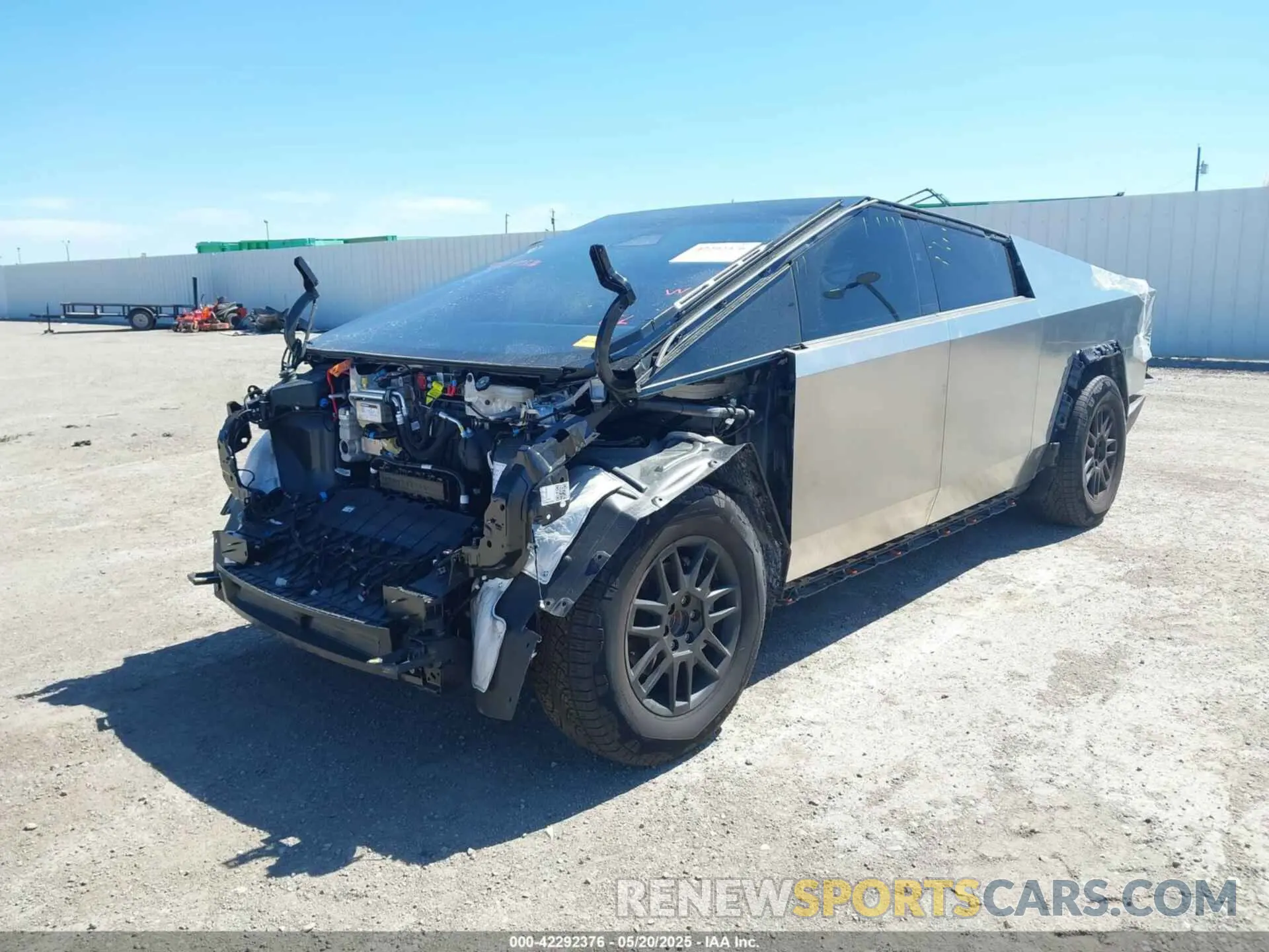 2 fotografías del automóvil dañado 7G2CEHED2SA059686 TESLA CYBERTRUCK 2025