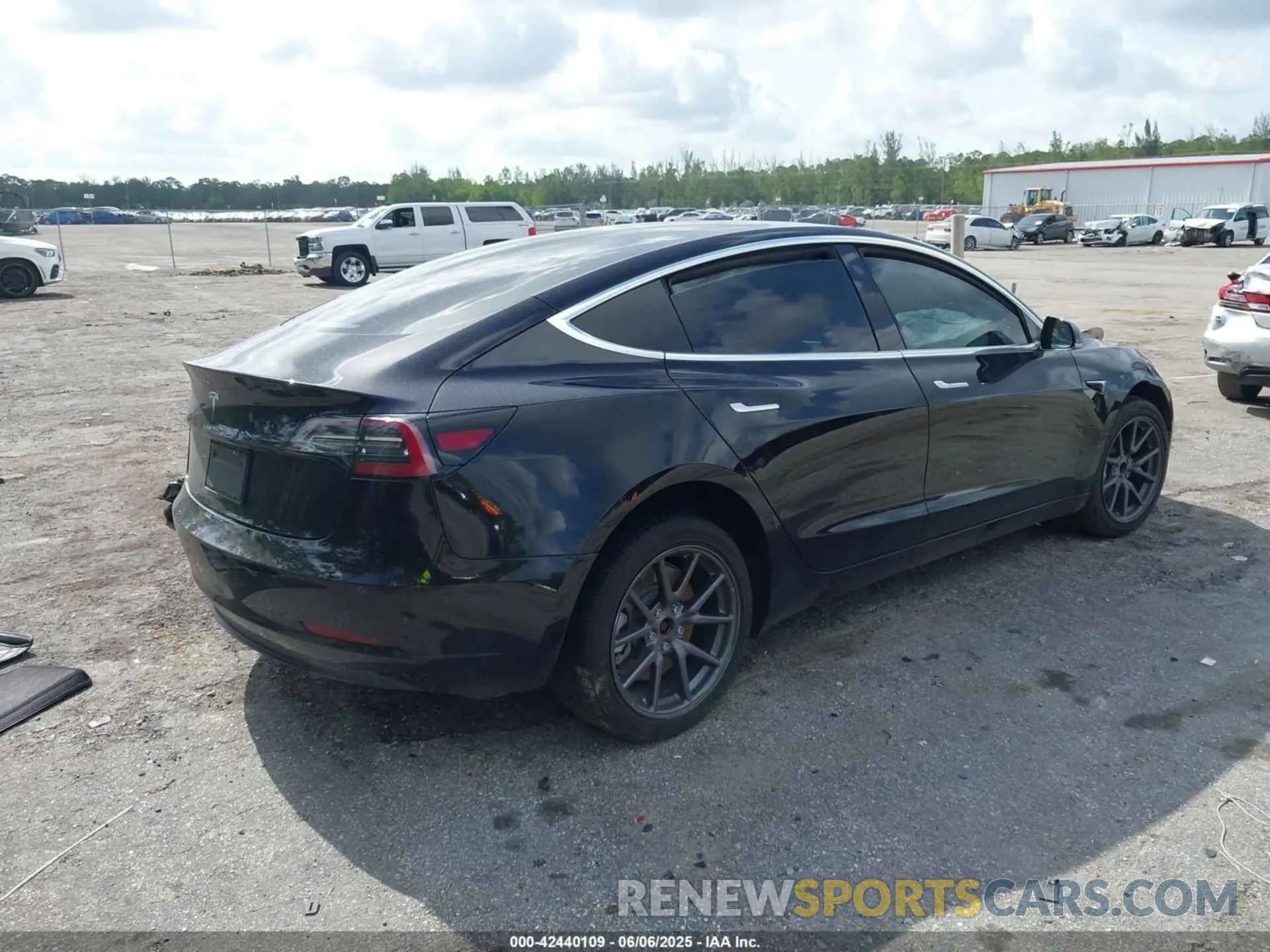 4 fotografías del automóvil dañado 5YJ3E1EA2KF394675 TESLA MODEL 3 2019