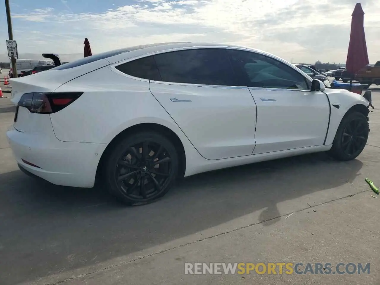 3 fotografías del automóvil dañado 5YJ3E1EA5KF485570 TESLA MODEL 3 2019