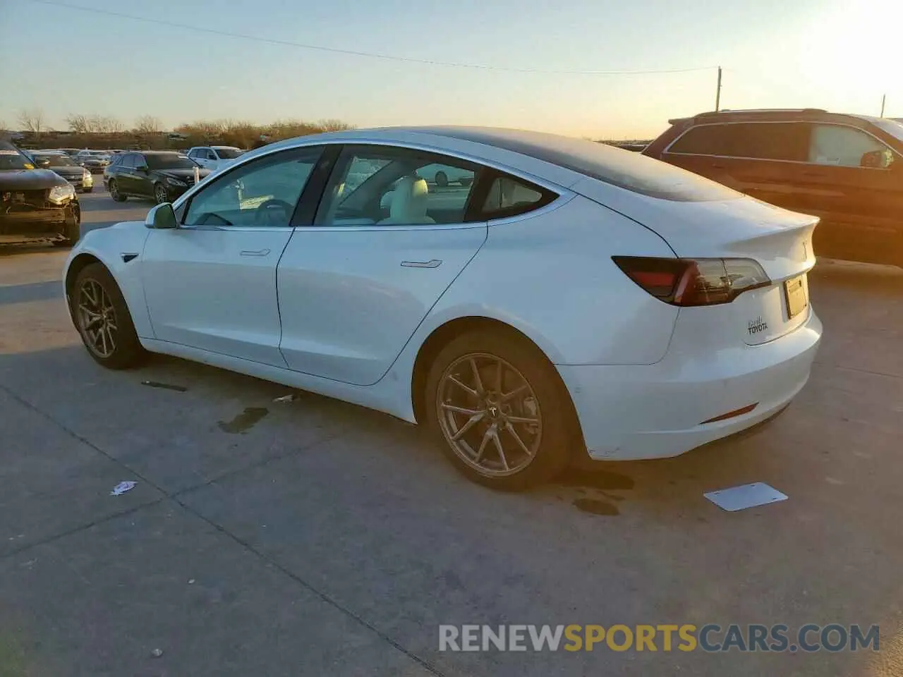 2 fotografías del automóvil dañado 5YJ3E1EA7KF419313 TESLA MODEL 3 2019