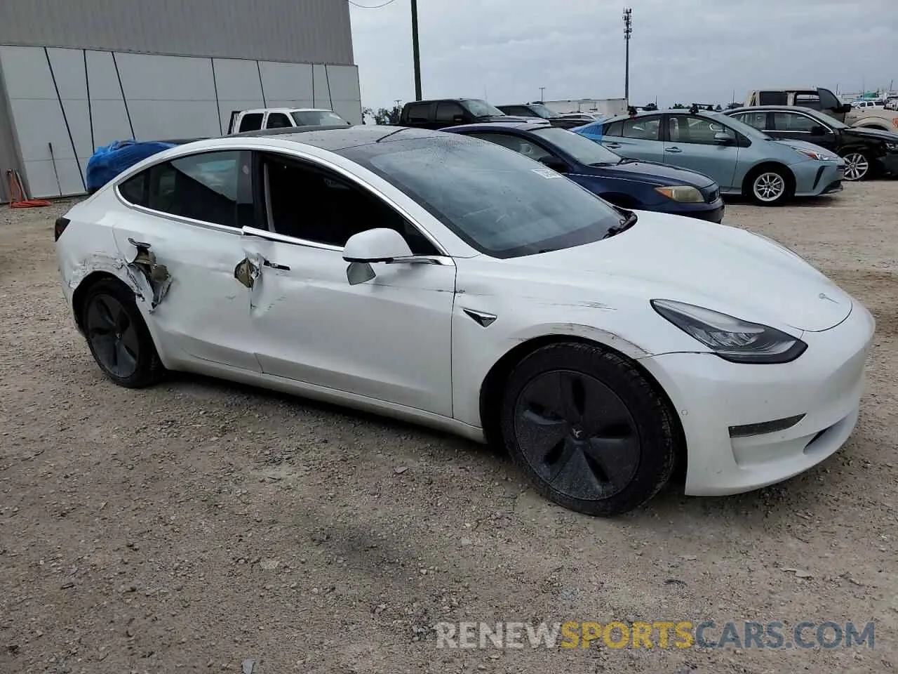 4 fotografías del automóvil dañado 5YJ3E1EB1KF493805 TESLA MODEL 3 2019