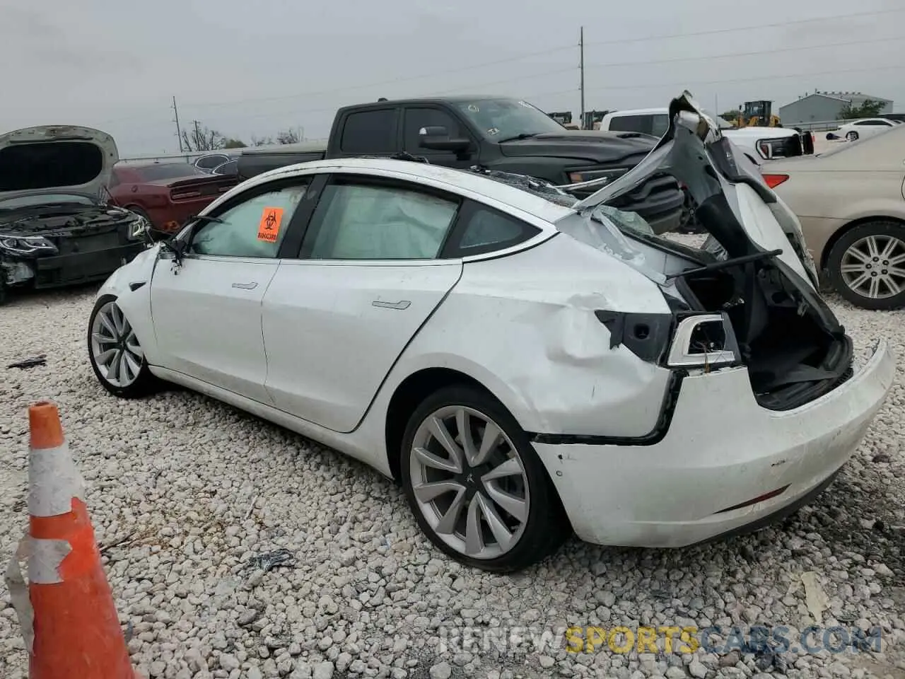 2 fotografías del automóvil dañado 5YJ3E1EB2KF513401 TESLA MODEL 3 2019