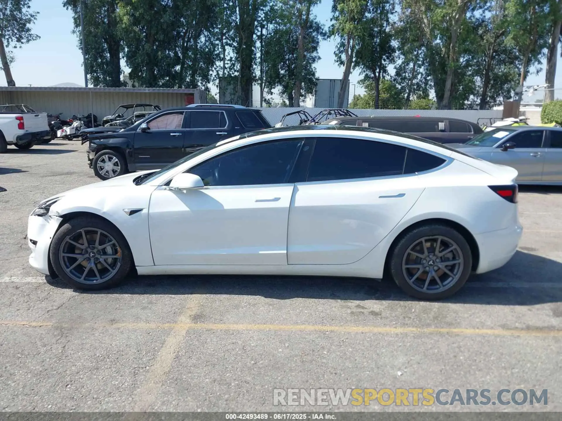 13 fotografías del automóvil dañado 5YJ3E1EA4LF740016 TESLA MODEL 3 2020