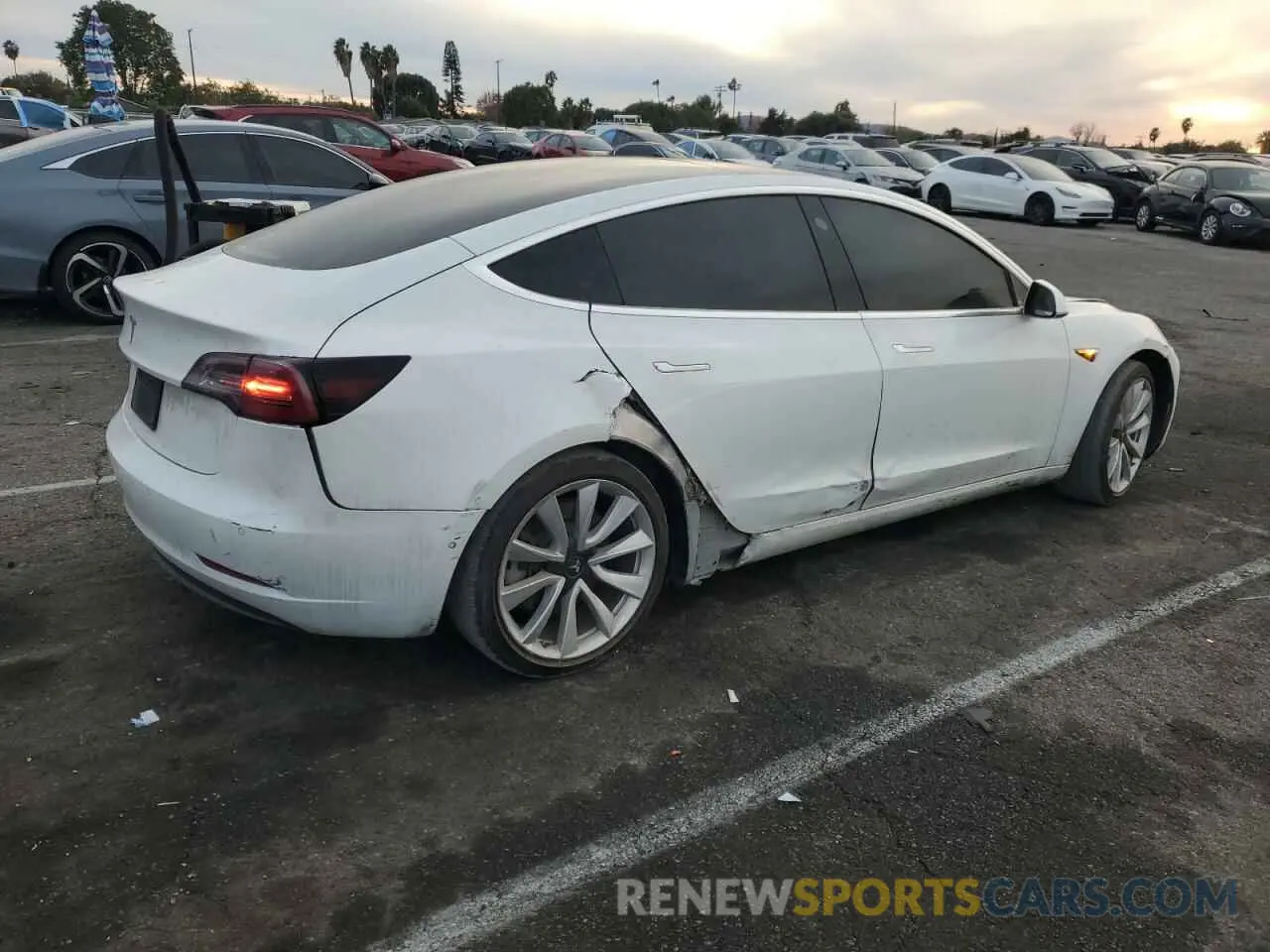 3 fotografías del automóvil dañado 5YJ3E1EA4LF806421 TESLA MODEL 3 2020