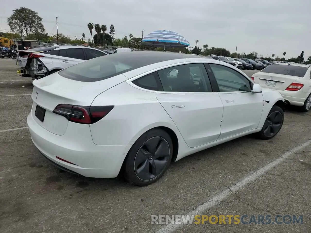 3 fotografías del automóvil dañado 5YJ3E1EA5LF747010 TESLA MODEL 3 2020