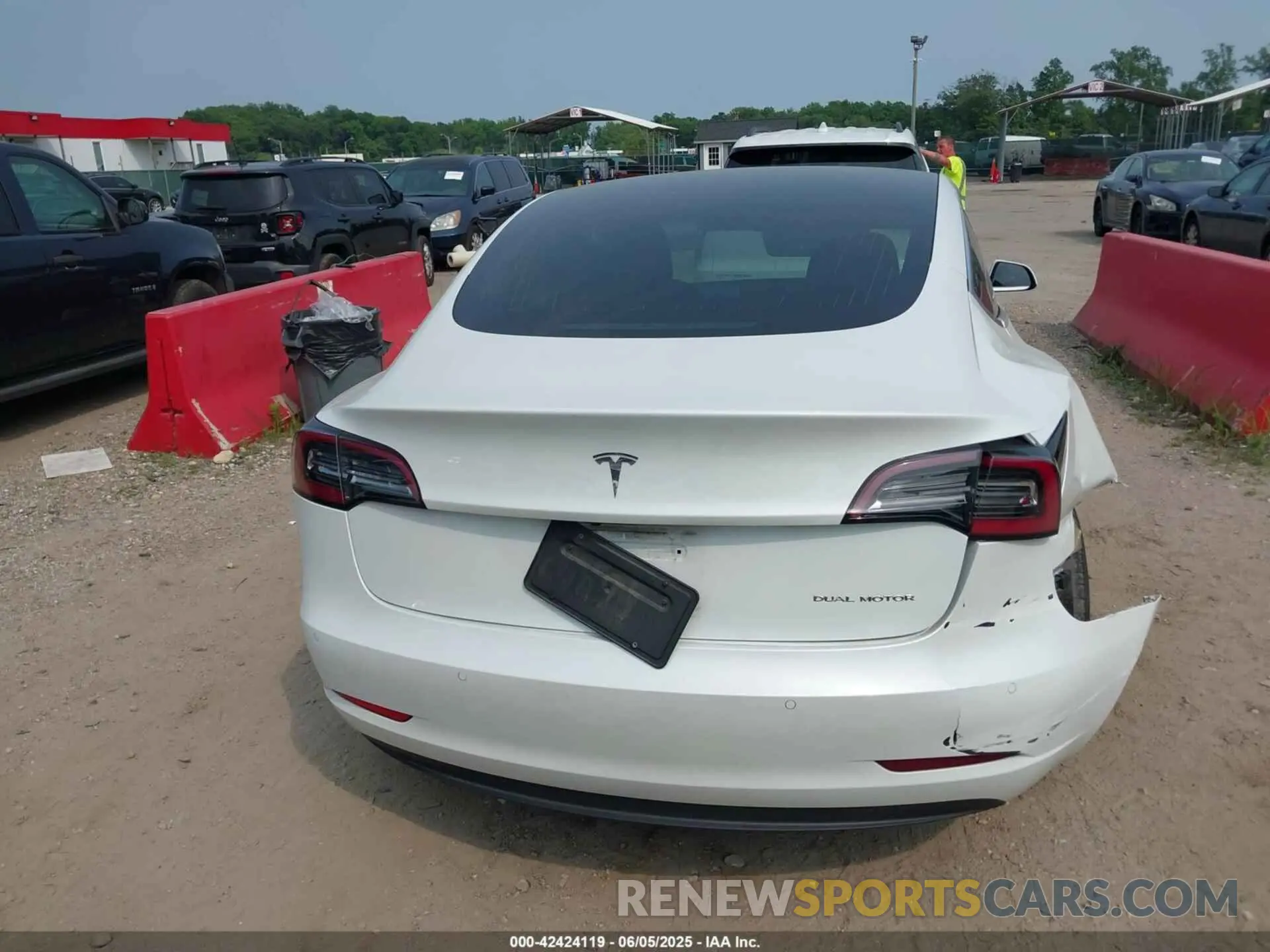 16 fotografías del automóvil dañado 5YJ3E1EB4LF637770 TESLA MODEL 3 2020