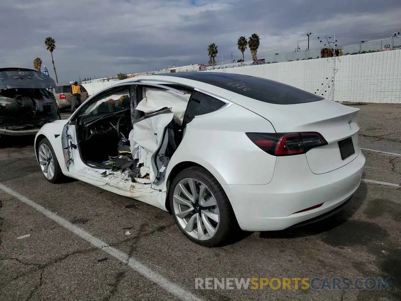 2 fotografías del automóvil dañado 5YJ3E1EB9LF621323 TESLA MODEL 3 2020