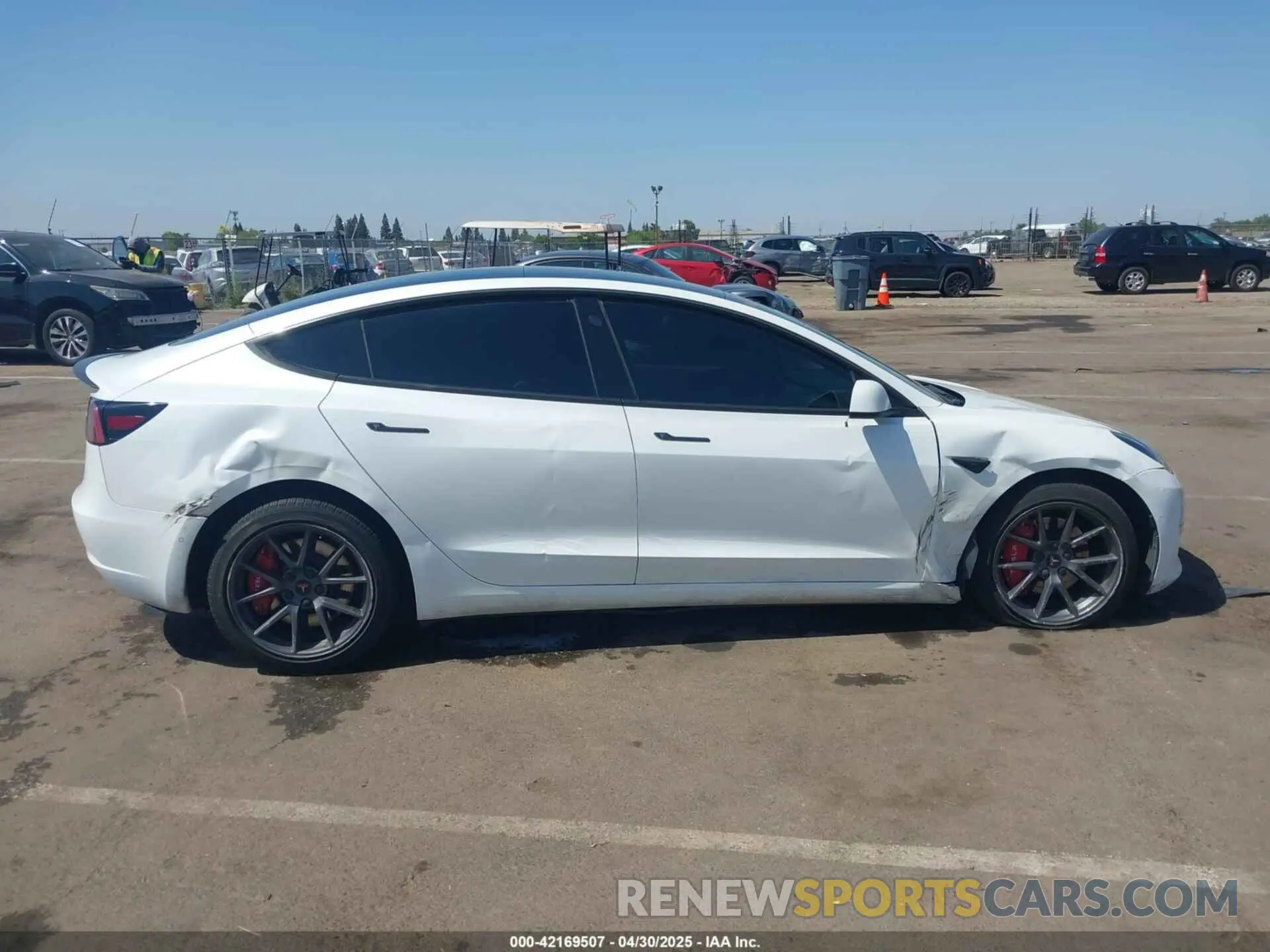 13 fotografías del automóvil dañado 5YJ3E1EC2LF601990 TESLA MODEL 3 2020