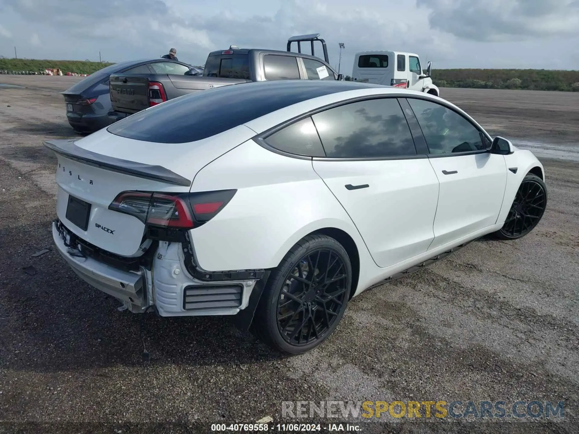 4 fotografías del automóvil dañado 5YJ3E1EA4MF978448 TESLA MODEL 3 2021