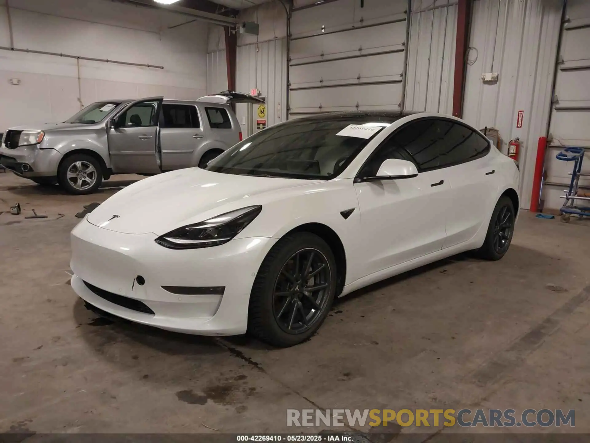 2 fotografías del automóvil dañado 5YJ3E1EB1NF196005 TESLA MODEL 3 2022