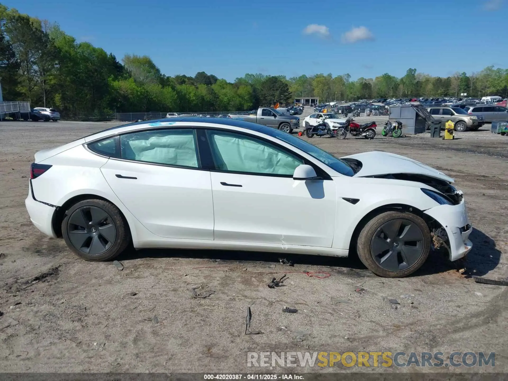 13 fotografías del automóvil dañado 5YJ3E1EB3NF105770 TESLA MODEL 3 2022