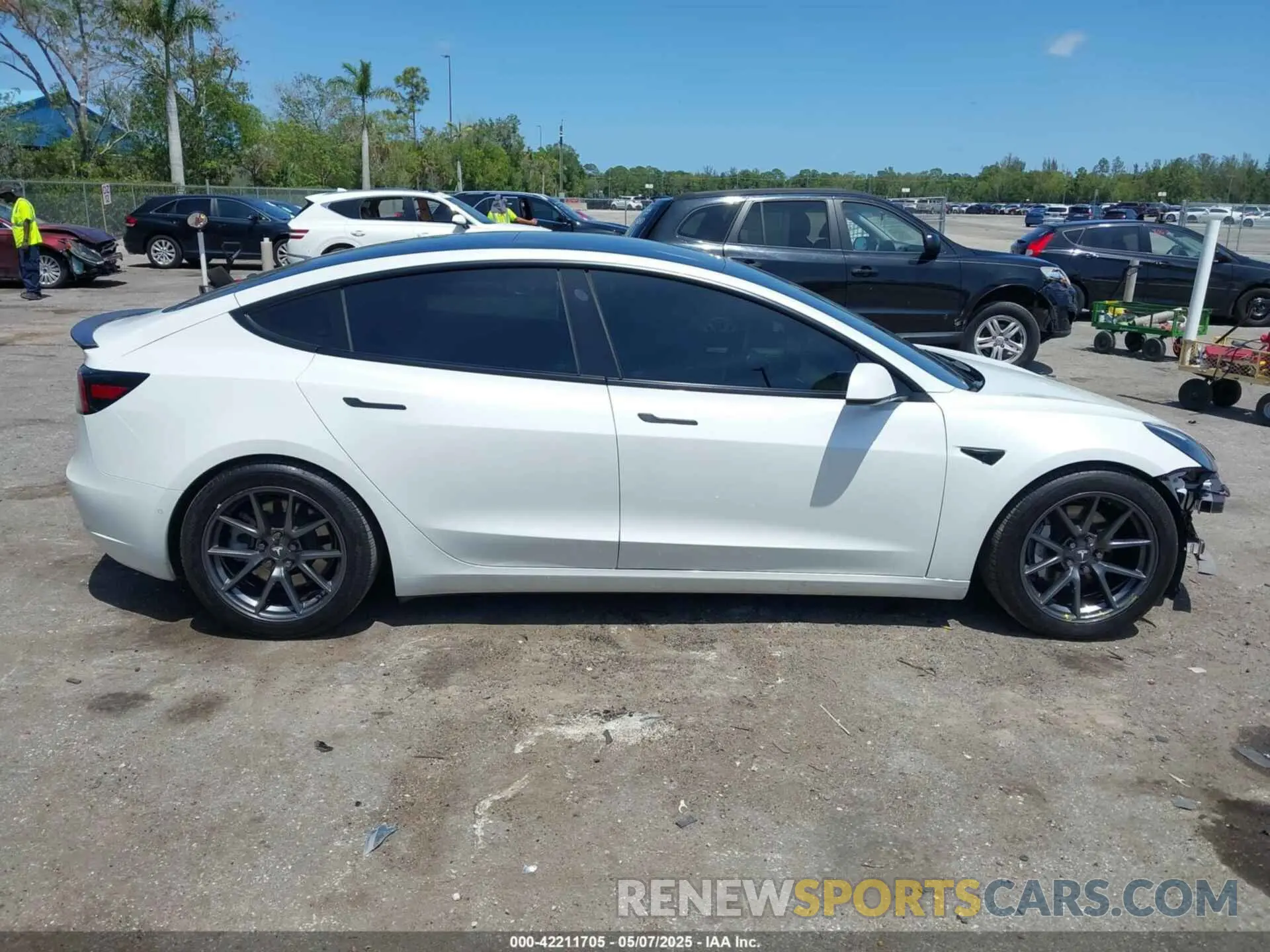 14 fotografías del automóvil dañado 5YJ3E1EB4NF163001 TESLA MODEL 3 2022