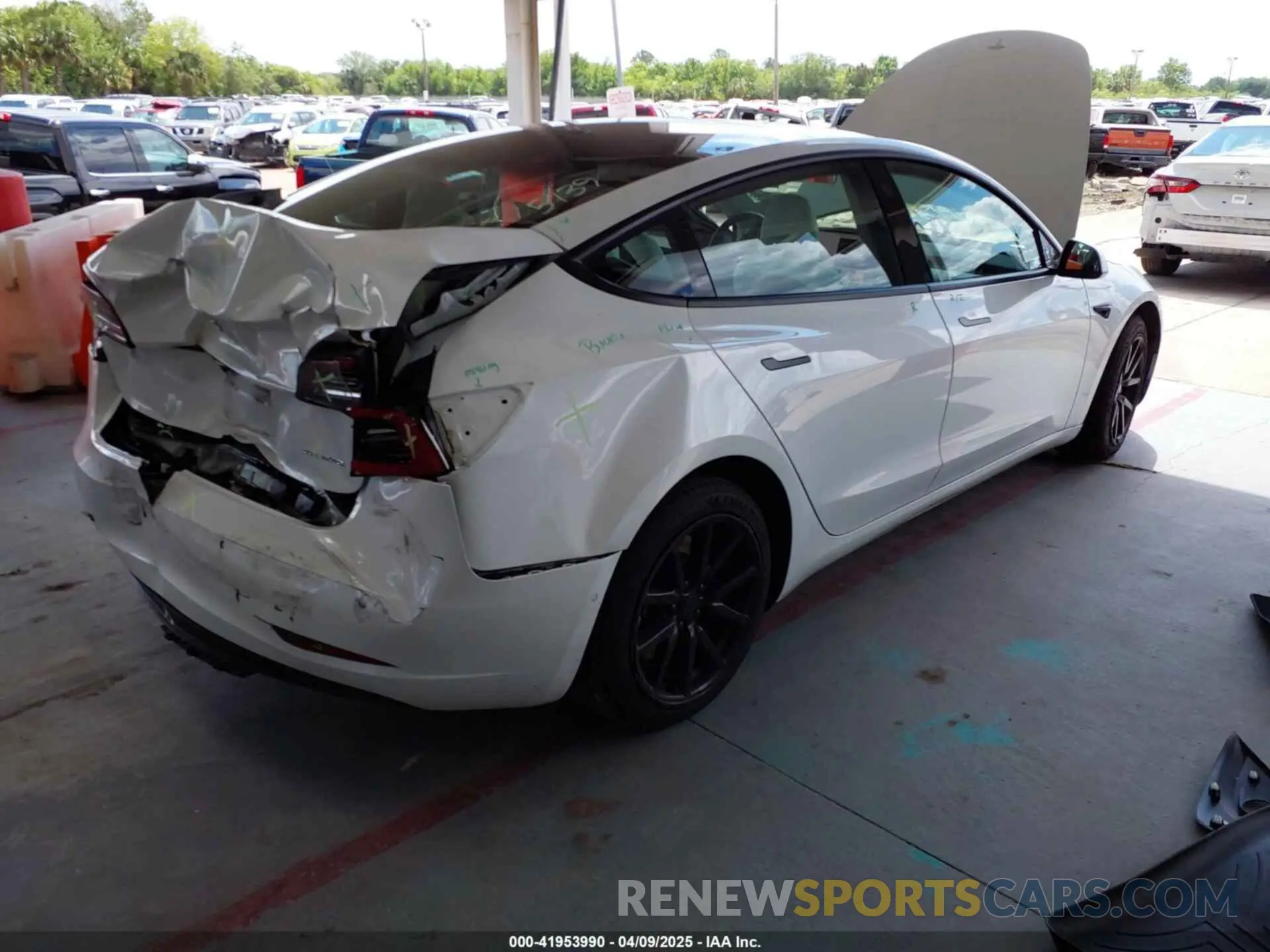 4 fotografías del automóvil dañado 5YJ3E1EB6NF115533 TESLA MODEL 3 2022