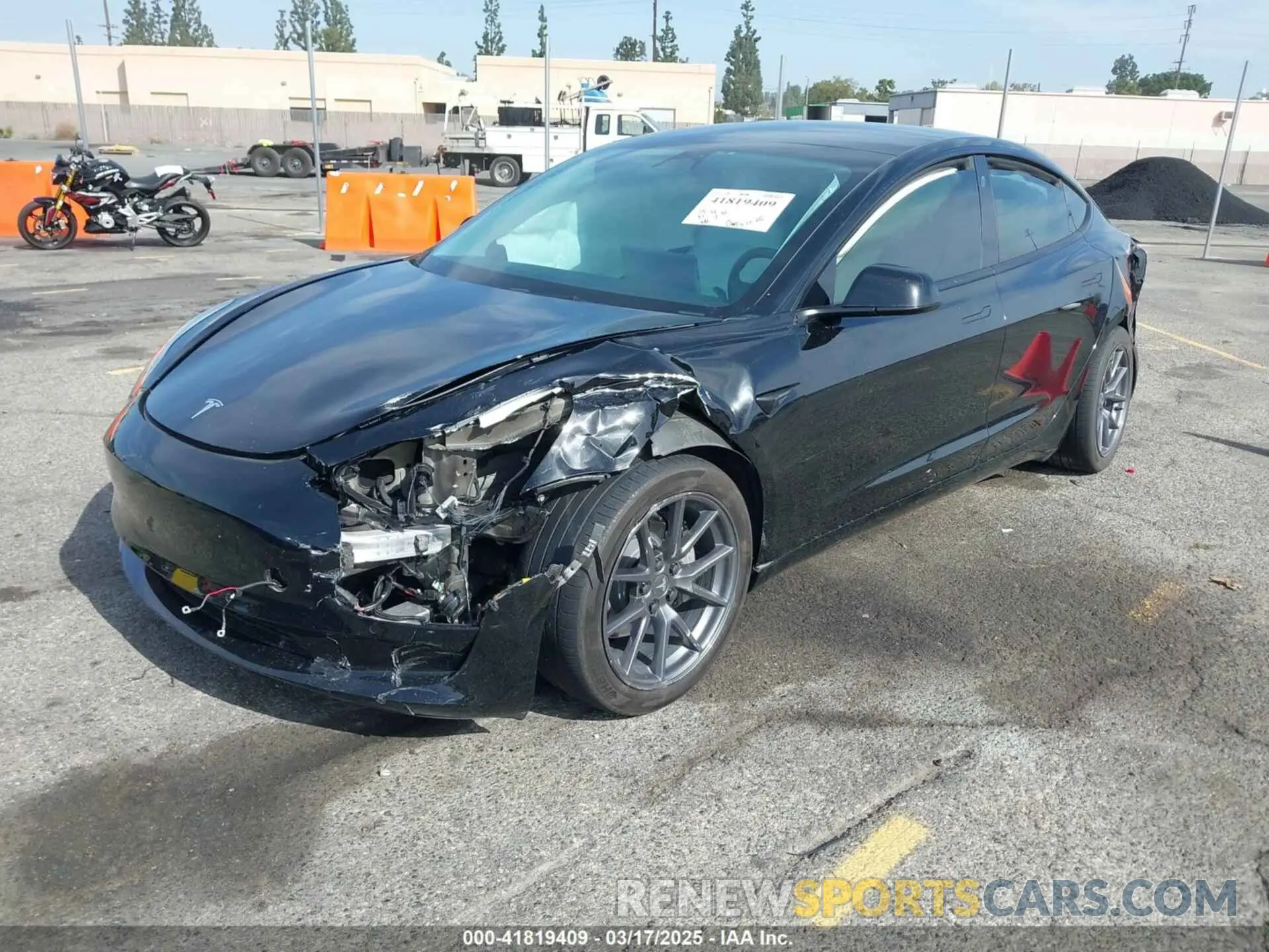 2 fotografías del automóvil dañado 5YJ3E1EB6NF233131 TESLA MODEL 3 2022