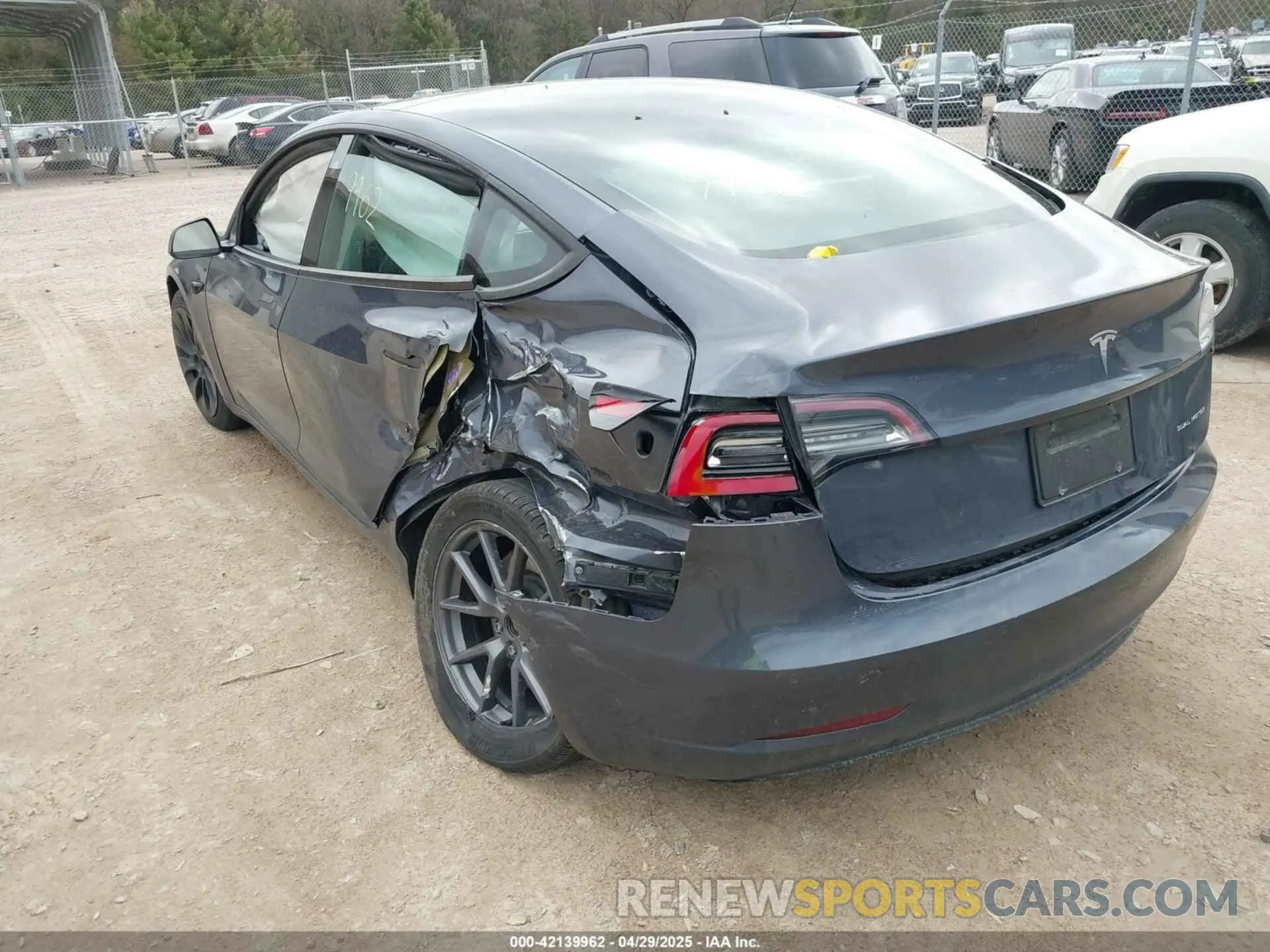 3 fotografías del automóvil dañado 5YJ3E1EB6NF260118 TESLA MODEL 3 2022