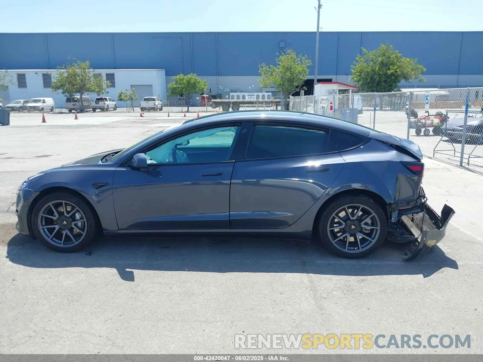 13 fotografías del automóvil dañado 5YJ3E1EB9NF363131 TESLA MODEL 3 2022