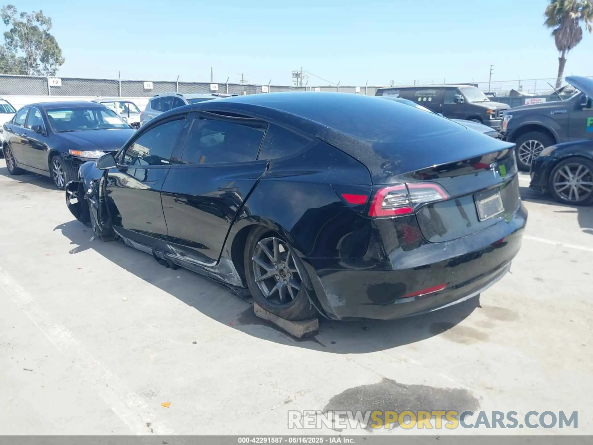 3 fotografías del automóvil dañado 5YJ3E1EA3PF462120 TESLA MODEL 3 2023