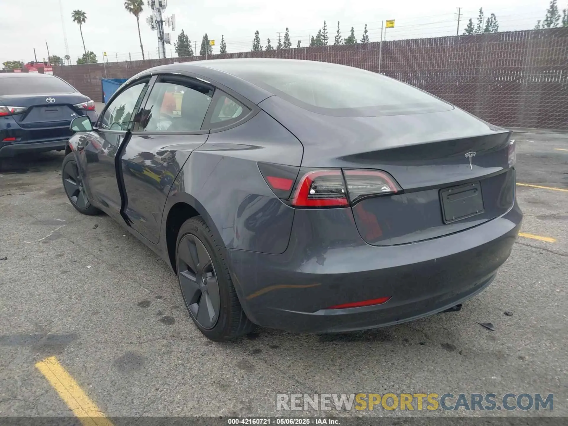 3 fotografías del automóvil dañado 5YJ3E1EA3PF463686 TESLA MODEL 3 2023