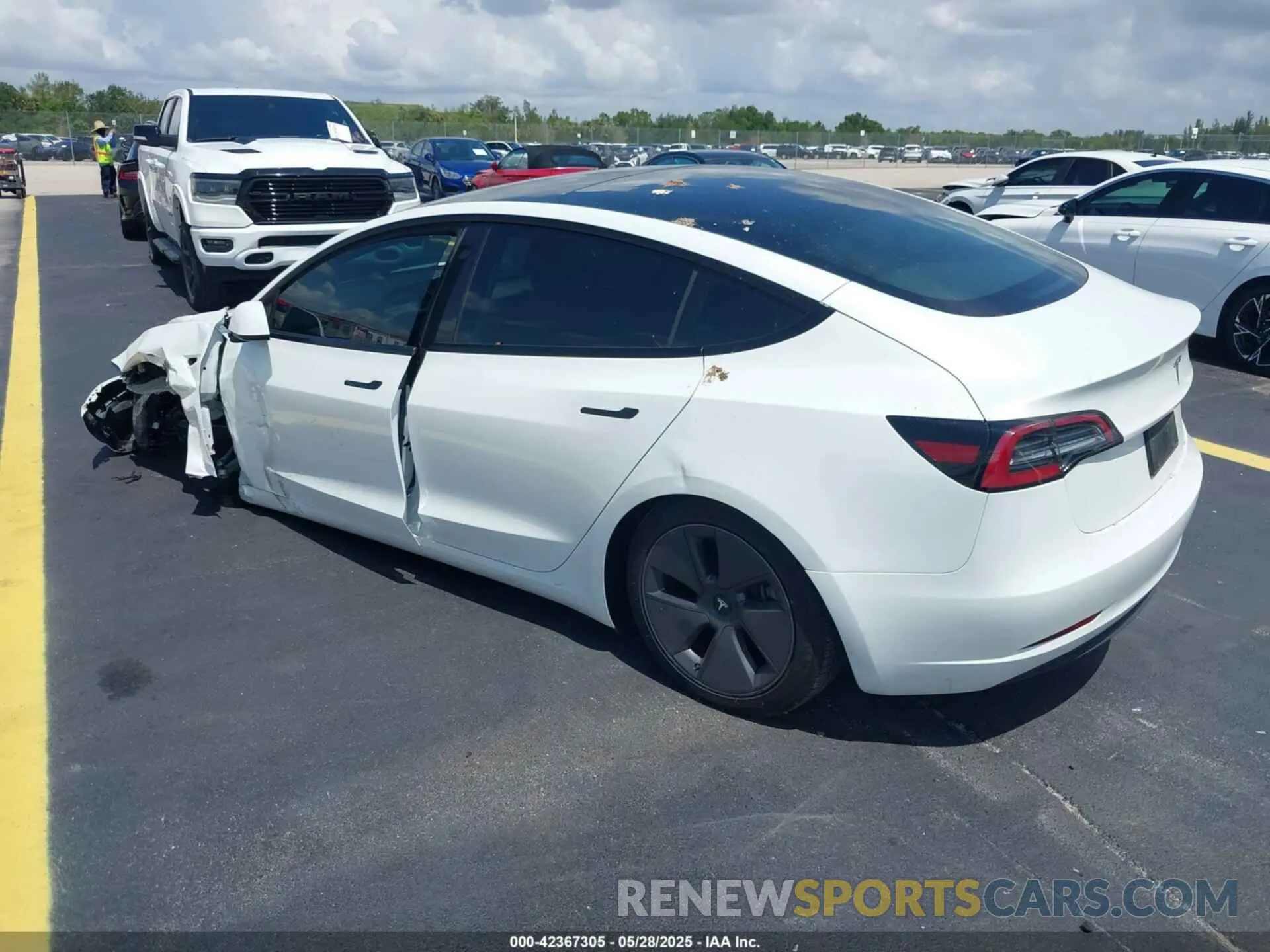 3 fotografías del automóvil dañado 5YJ3E1EA3PF489477 TESLA MODEL 3 2023