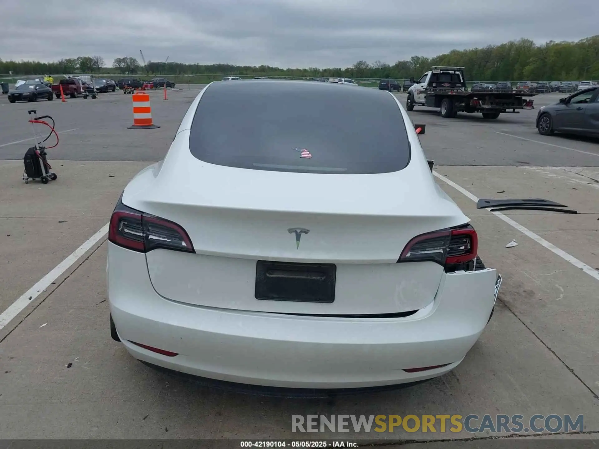 17 fotografías del automóvil dañado 5YJ3E1EA3PF563240 TESLA MODEL 3 2023